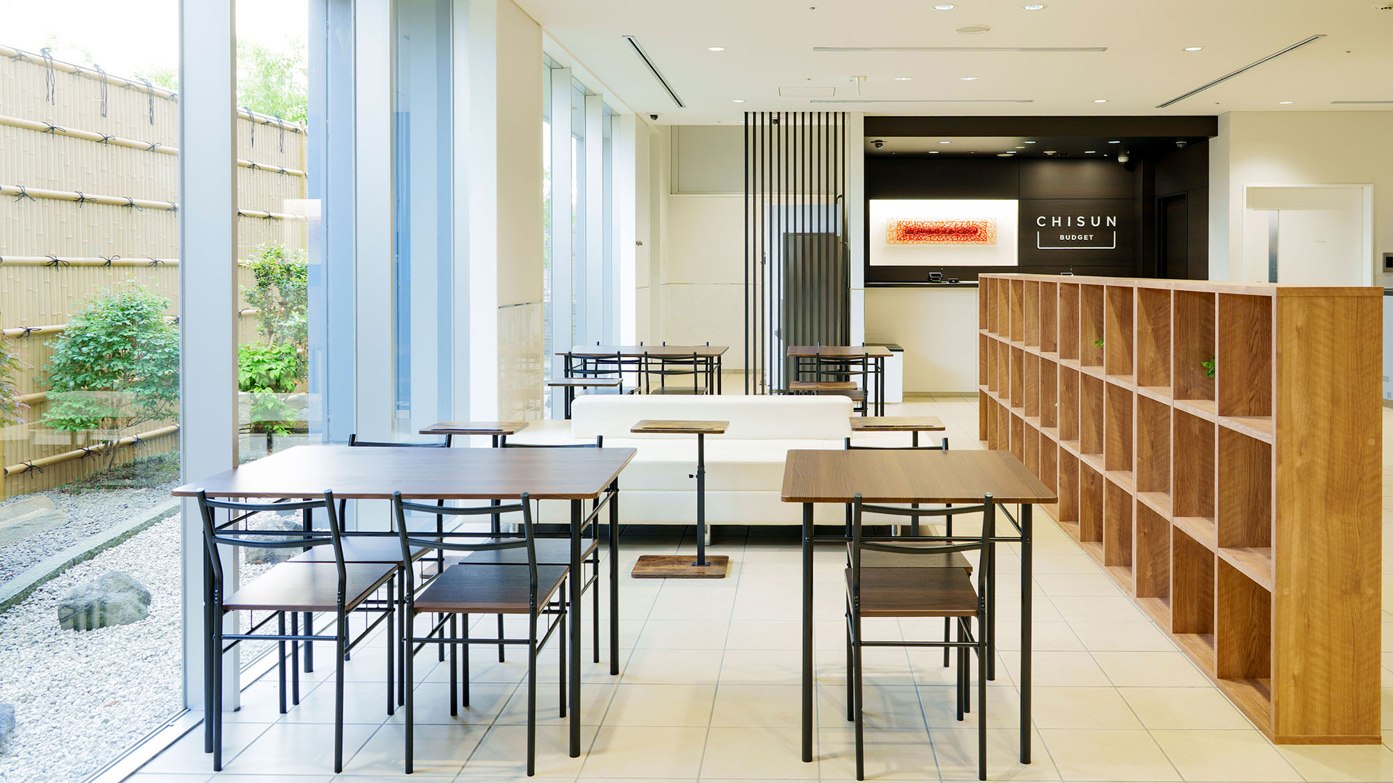 【レセプション／ロビー】パティオに面した大きな窓から明るい光がたっぷりと差し込みます。