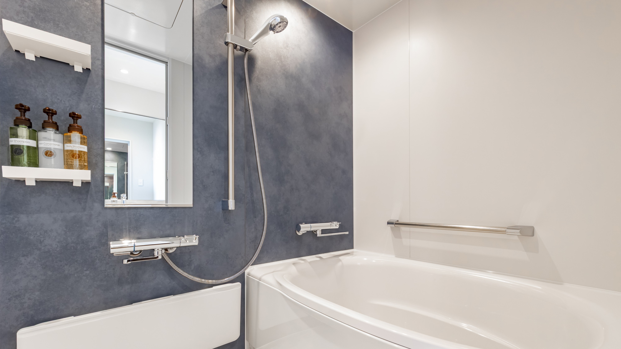 【洗い場付のバスルーム】フォースルームとスーペリアトリプルはバス・トイレ・洗面所セパレート