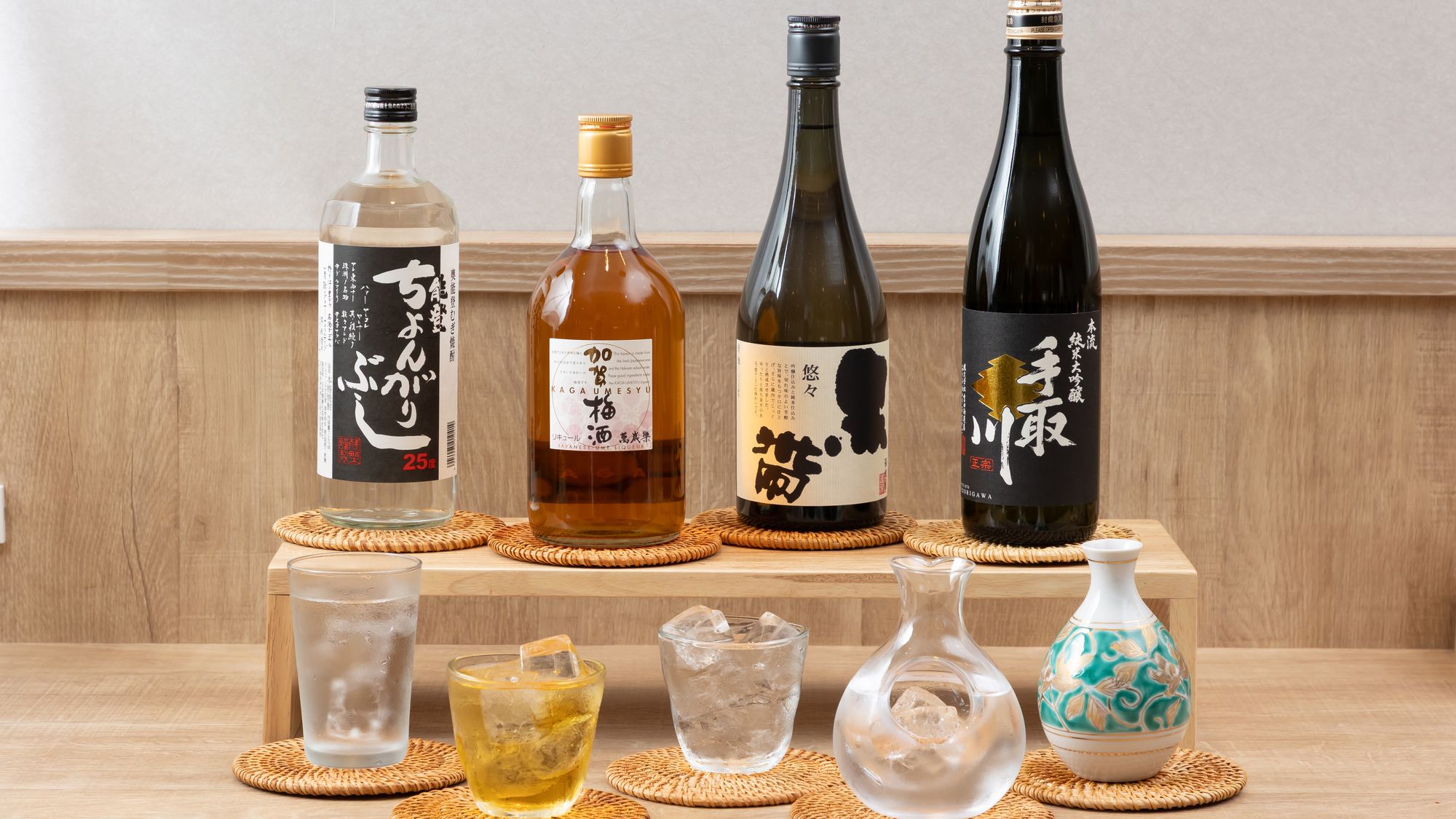 【無料ラウンジ】＜宿泊者限定＞アルコール類もご用意しております～九谷焼の酒器でどうぞ～　