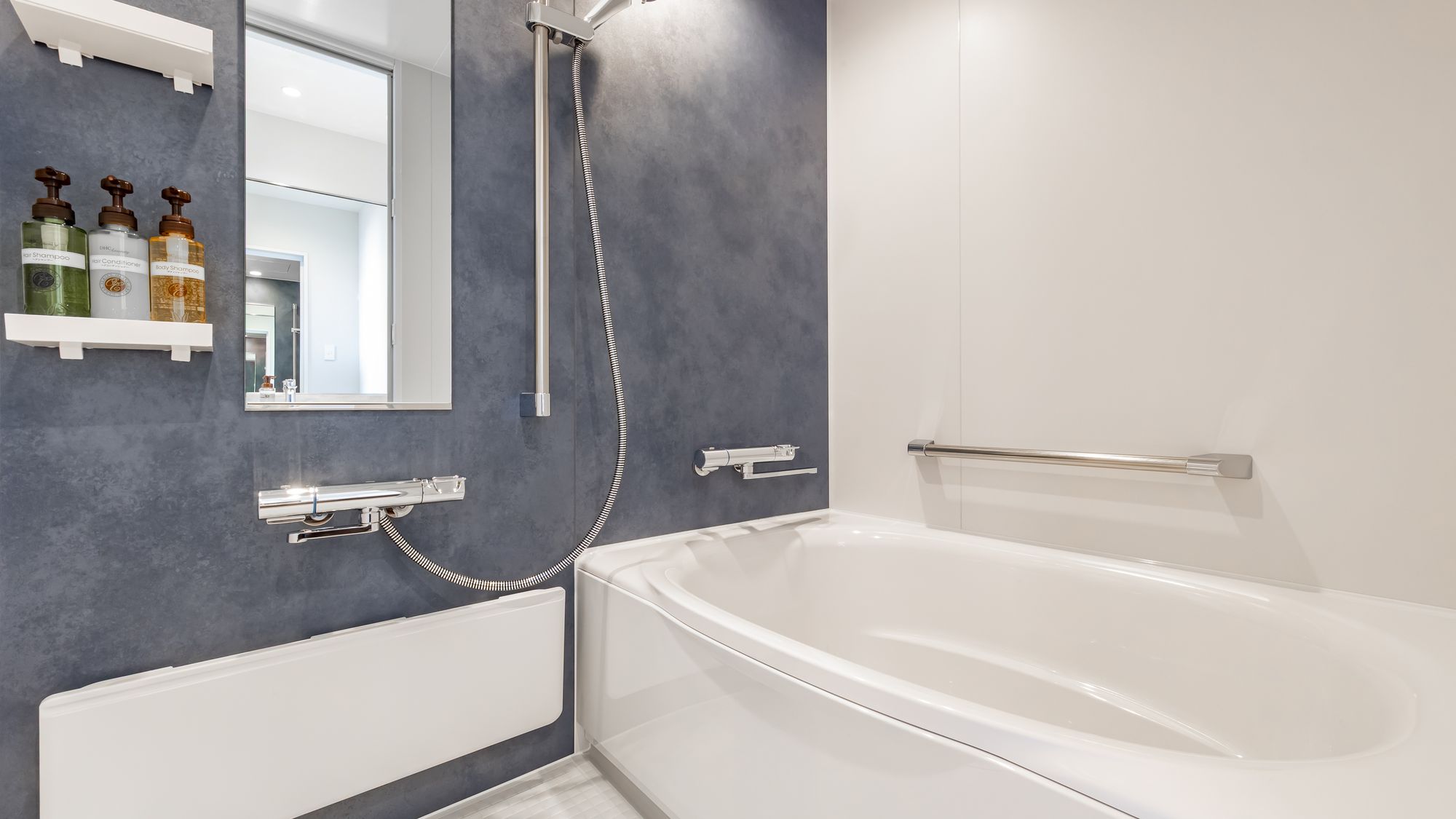 【洗い場付のバスルーム】スーペリアトリプルとフォースルームはバス・トイレ・洗面台セパレート