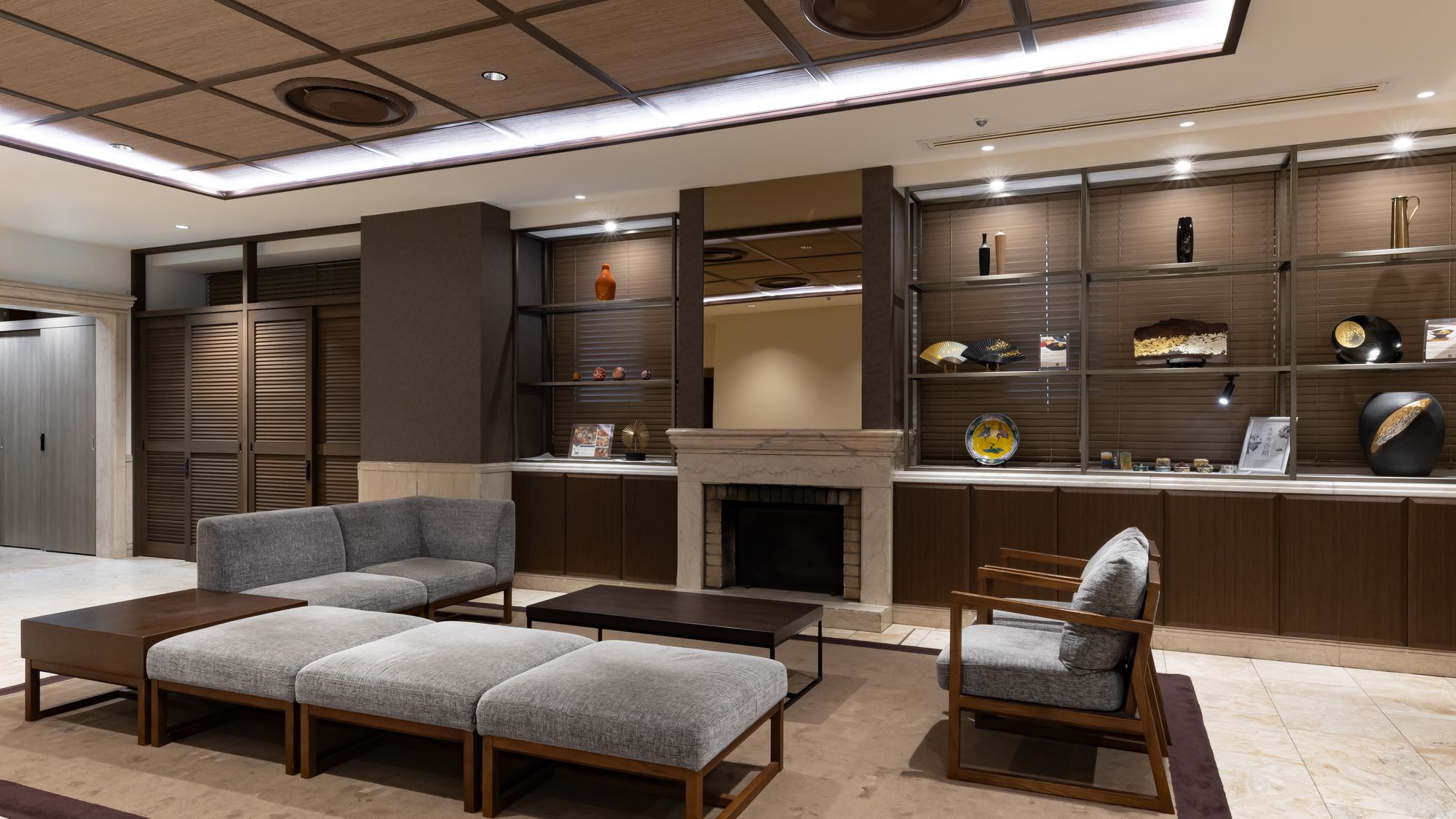 ロビー　石川の伝統工芸を展示しています。是非近くでご覧ください。