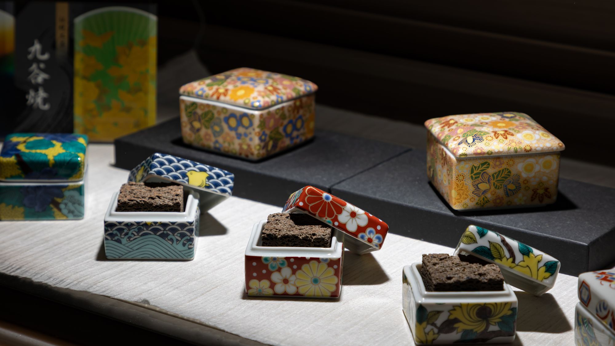 石川の伝統工芸～九谷焼の香箱～