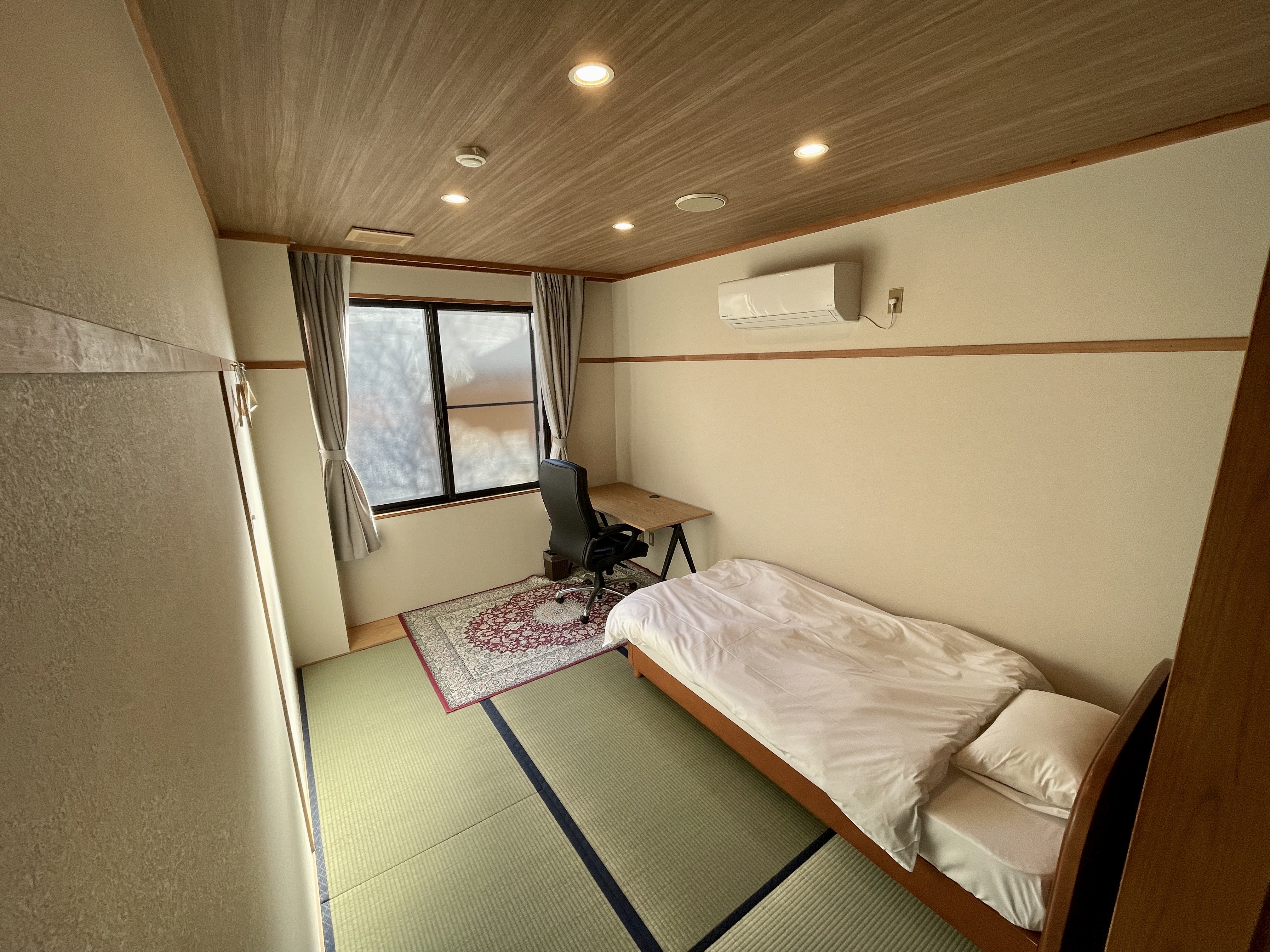 ベッドとデスクのある至ってシンプルな落ち着くお部屋です。