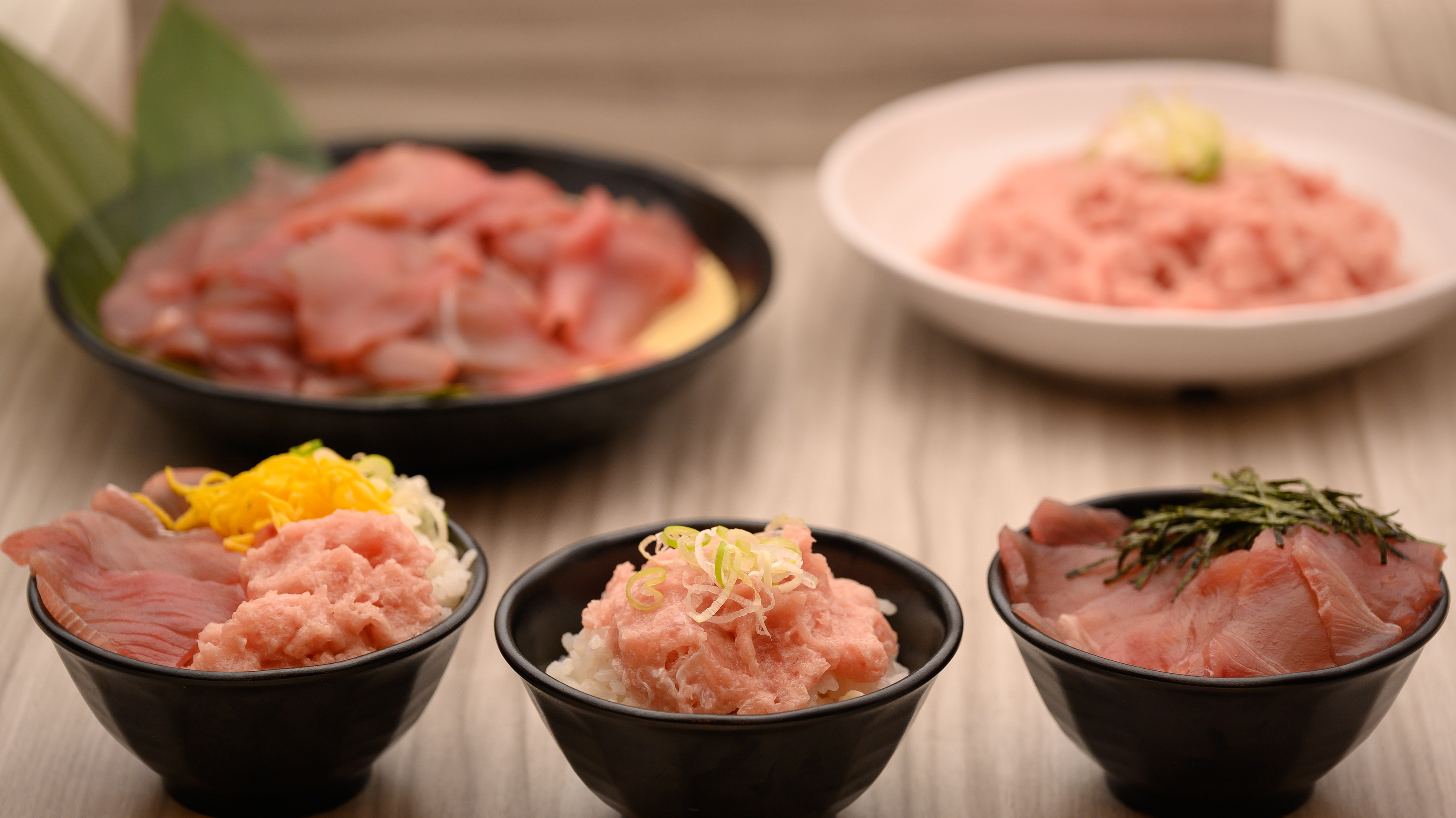 マグロ丼・ネギトロ丼・二色丼をお好みのトッピングで