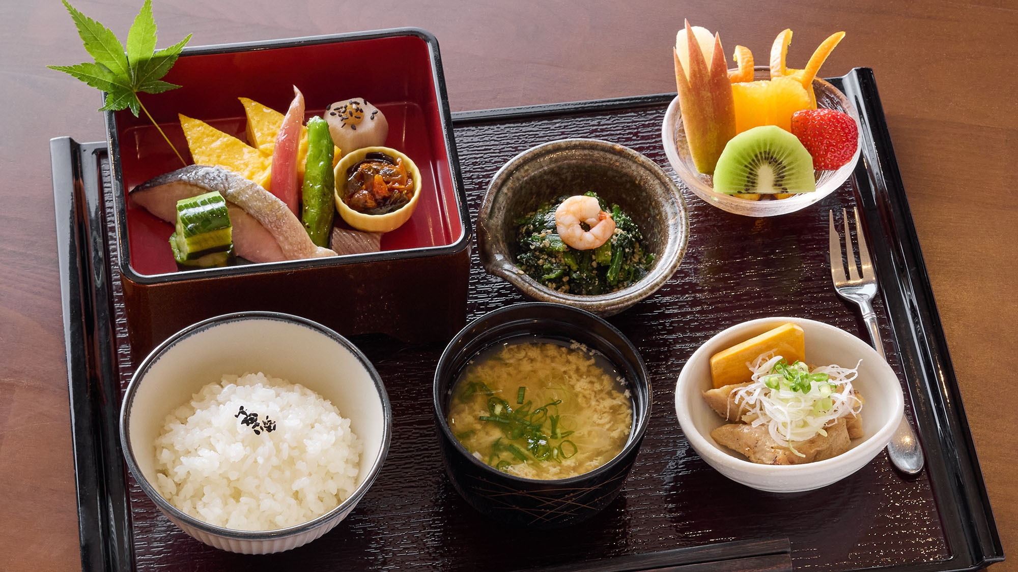 【朝食付】河口湖の湖畔高台に佇むホテル。朝はバランスのよい朝食で1日をスタート！