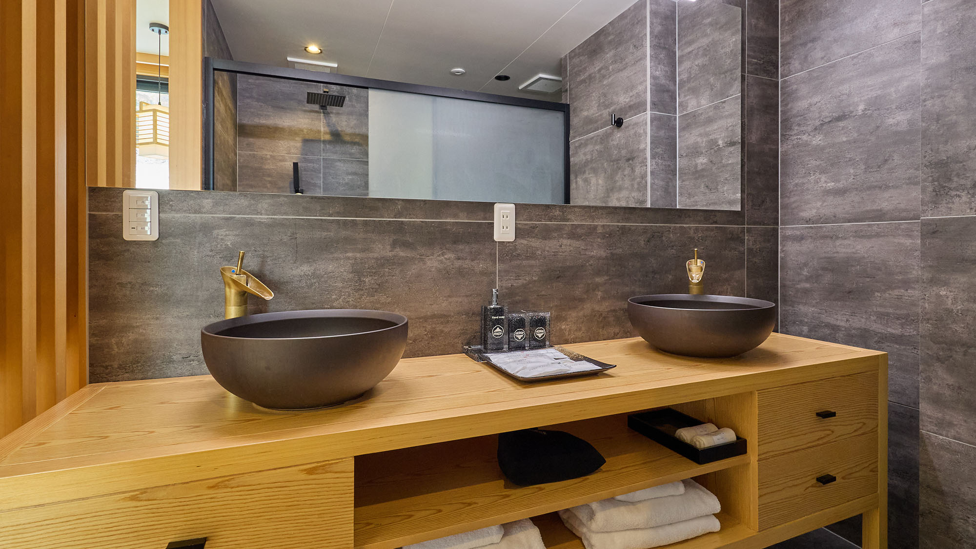 ・【デラックスルーム（富士山眺望）】洗面台は2つ設置しております。煩わしい朝の支度も快適です