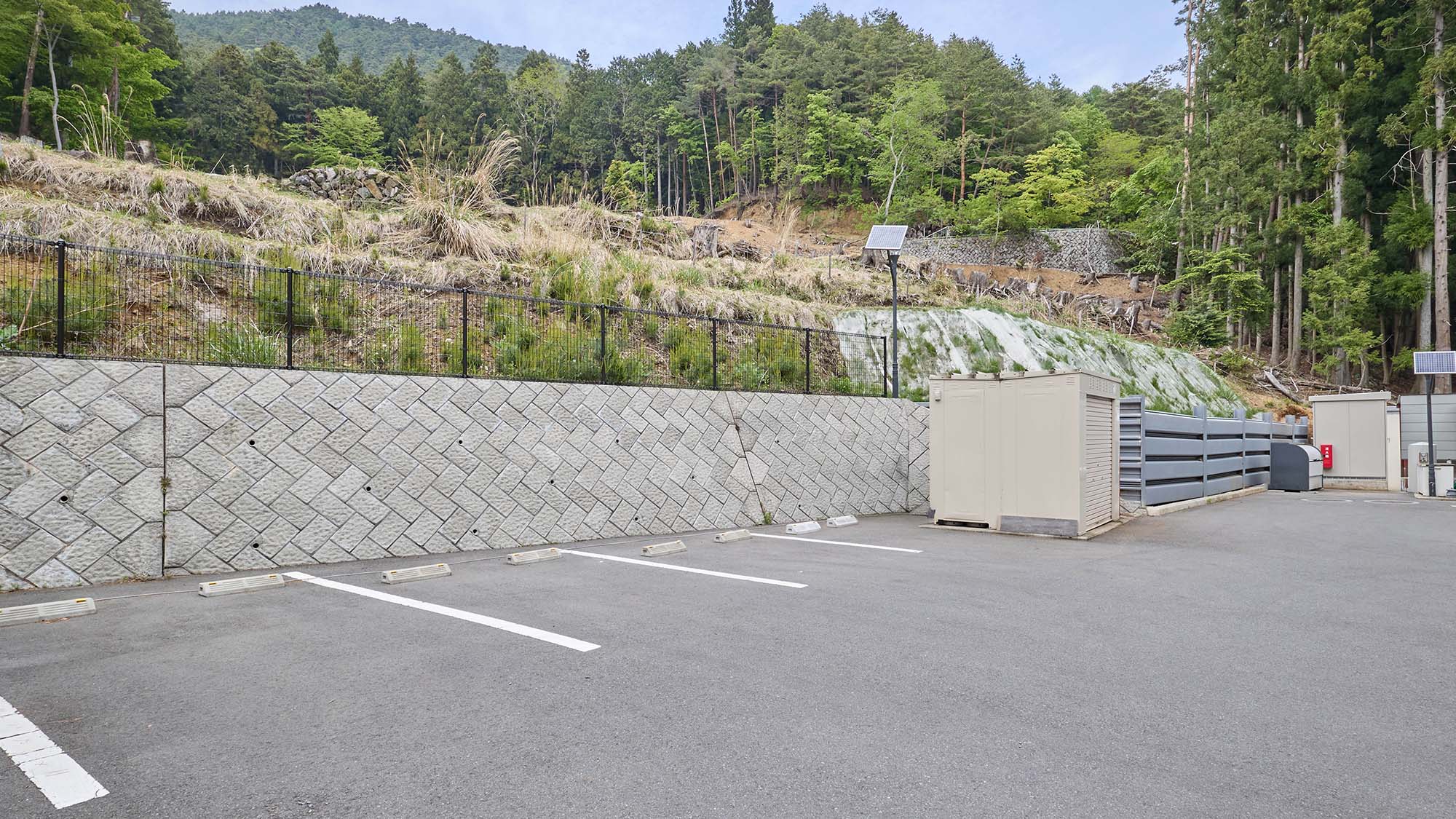 ・【駐車場】8台分の無料駐車場がございます。お車でお越しの際はお気軽にご利用ください