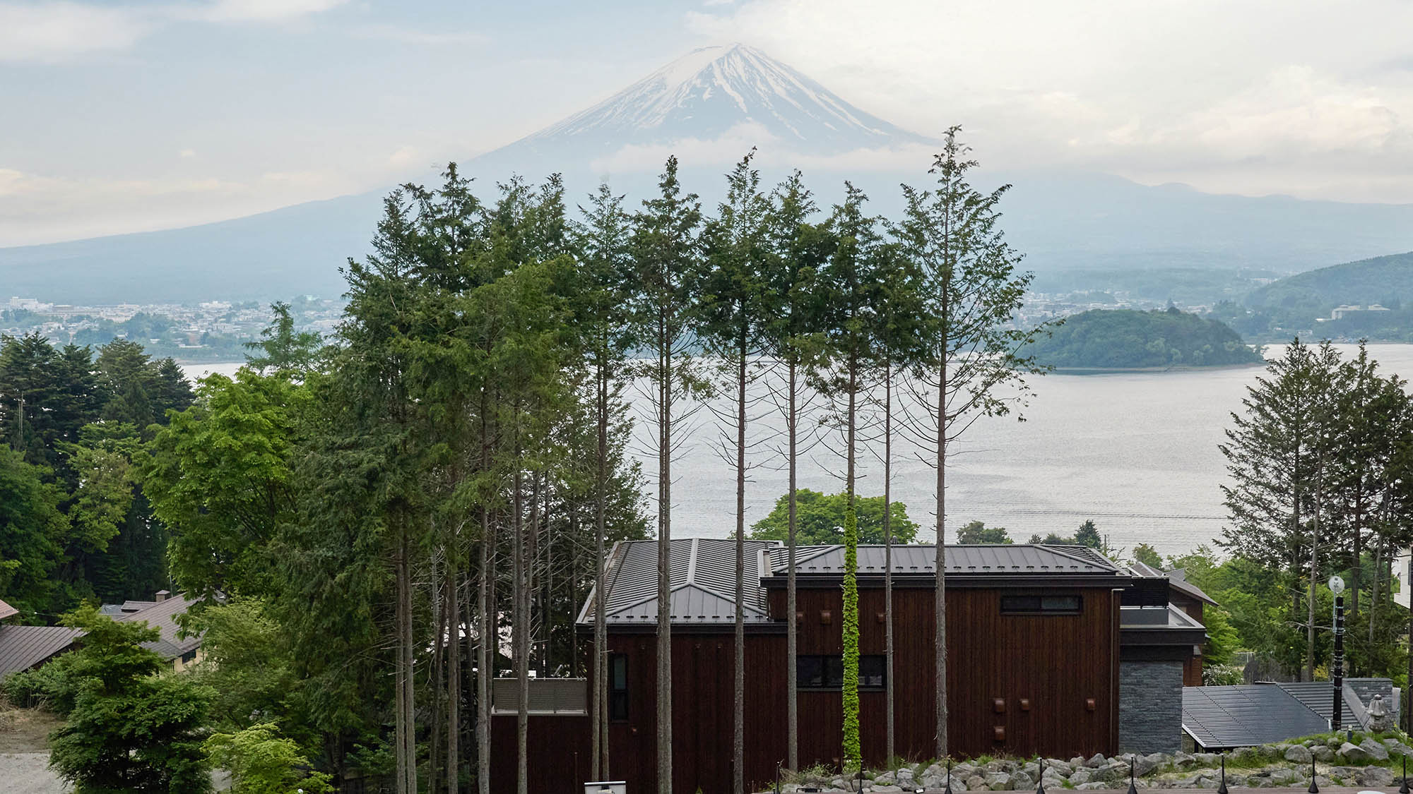 ・【眺望】館内から富士山をご覧いただけます。その雄大さを、優雅で穏やかな空間からご堪能ください