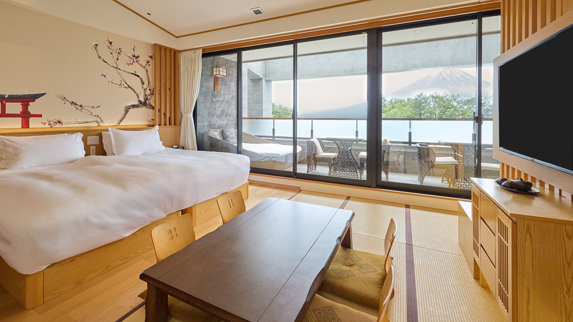 ・【デラックスルーム（富士山眺望）】セミダブルベッドを2台設置。バルコニー付きのゆとりあるお部屋です