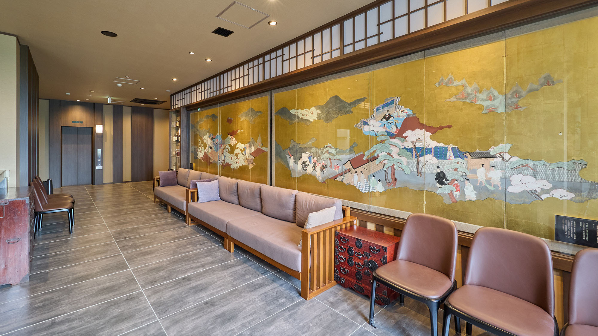 ・【ロビー】数百年の歴史がある屛風や陶器などを飾っております。和の趣ををじっくりお楽しみください