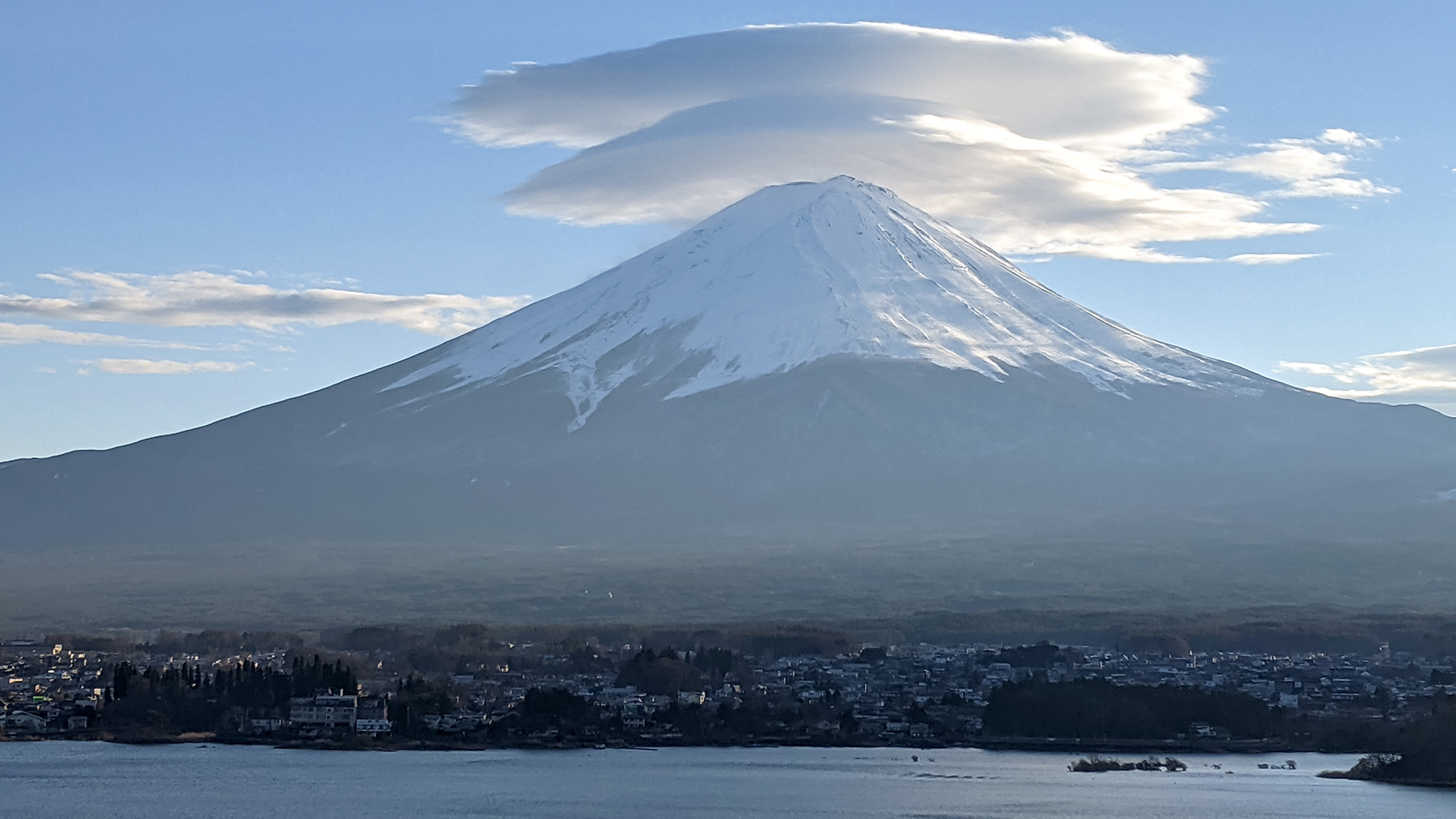 ・富士山の山頂付近に時折現れる笠雲