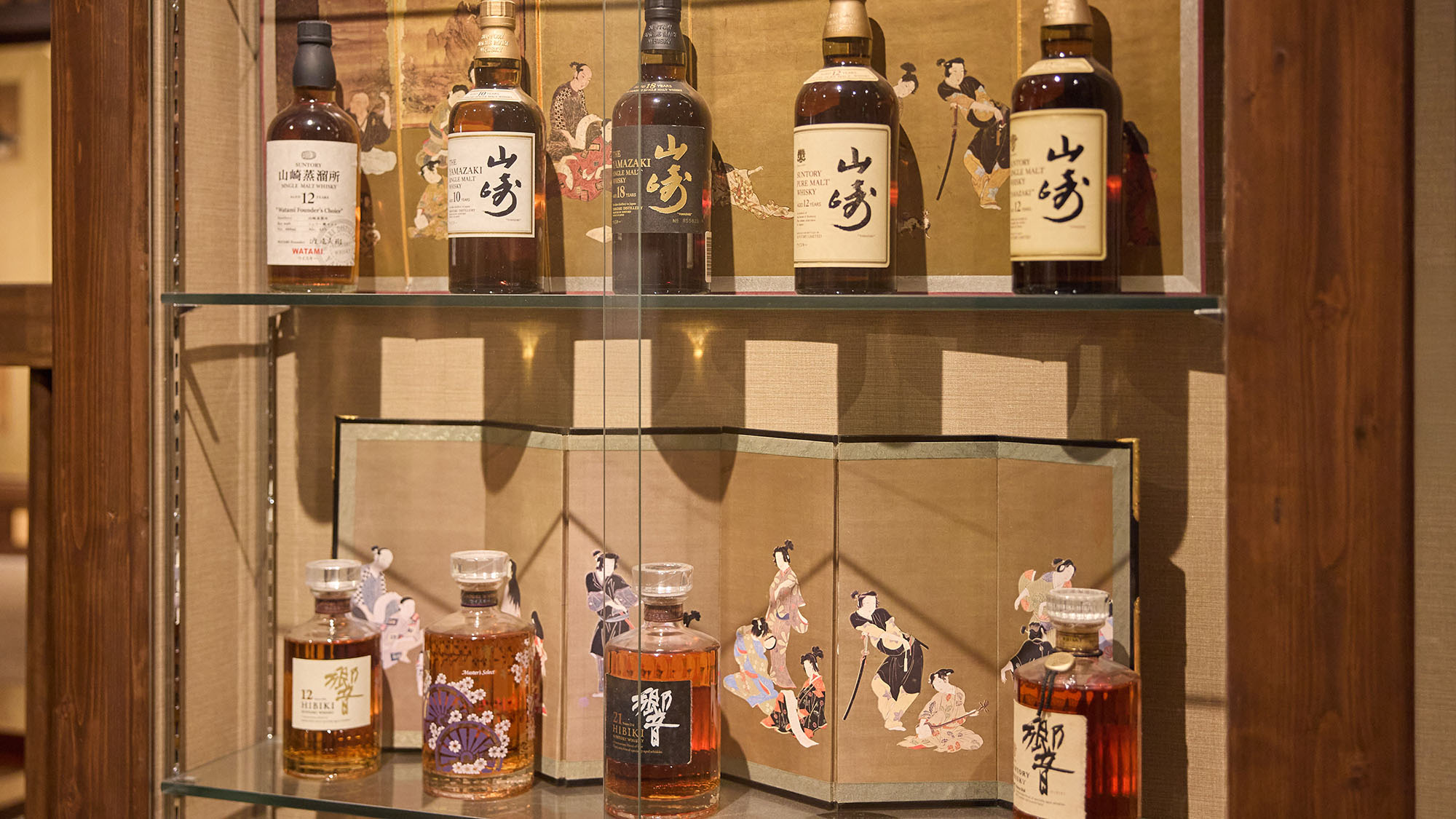 ・【ロビー】世界に誇る年代物の国産ウィスキー。屛風や陶器などと並び、日本を感じられる代物です