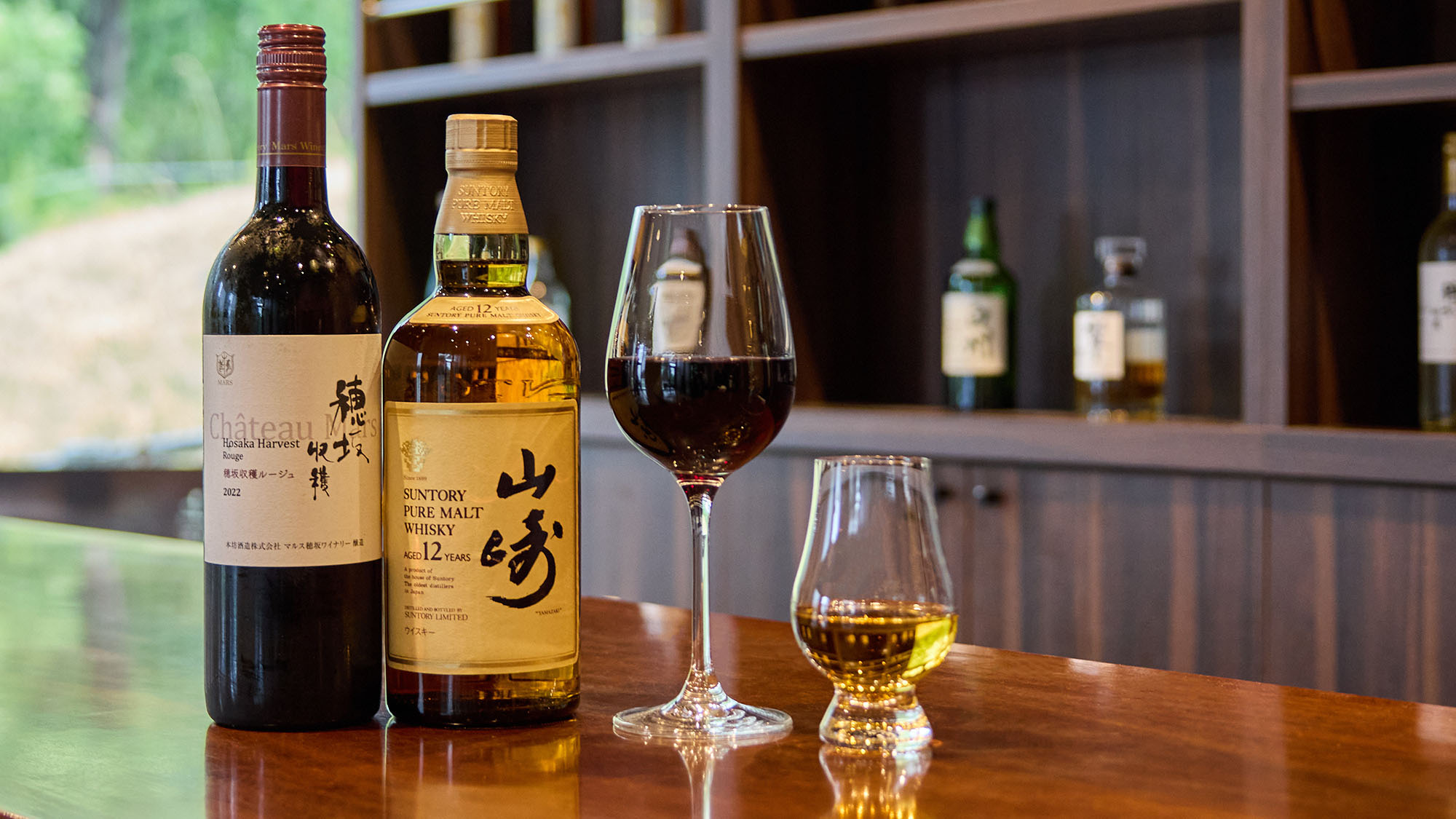 ・【バーラウンジ】約100本の国産ウィスキーと山梨県産ワインをご用意。ゆっくりとお楽しみください