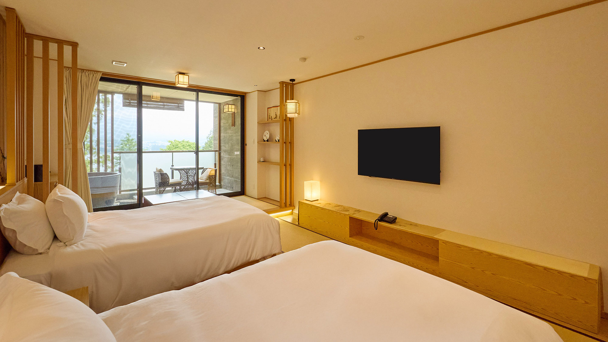 ・【プレミアムルーム（富士山眺望）】ベッドに横になりながら、窓の外の富士山をゆったりご覧いただけます