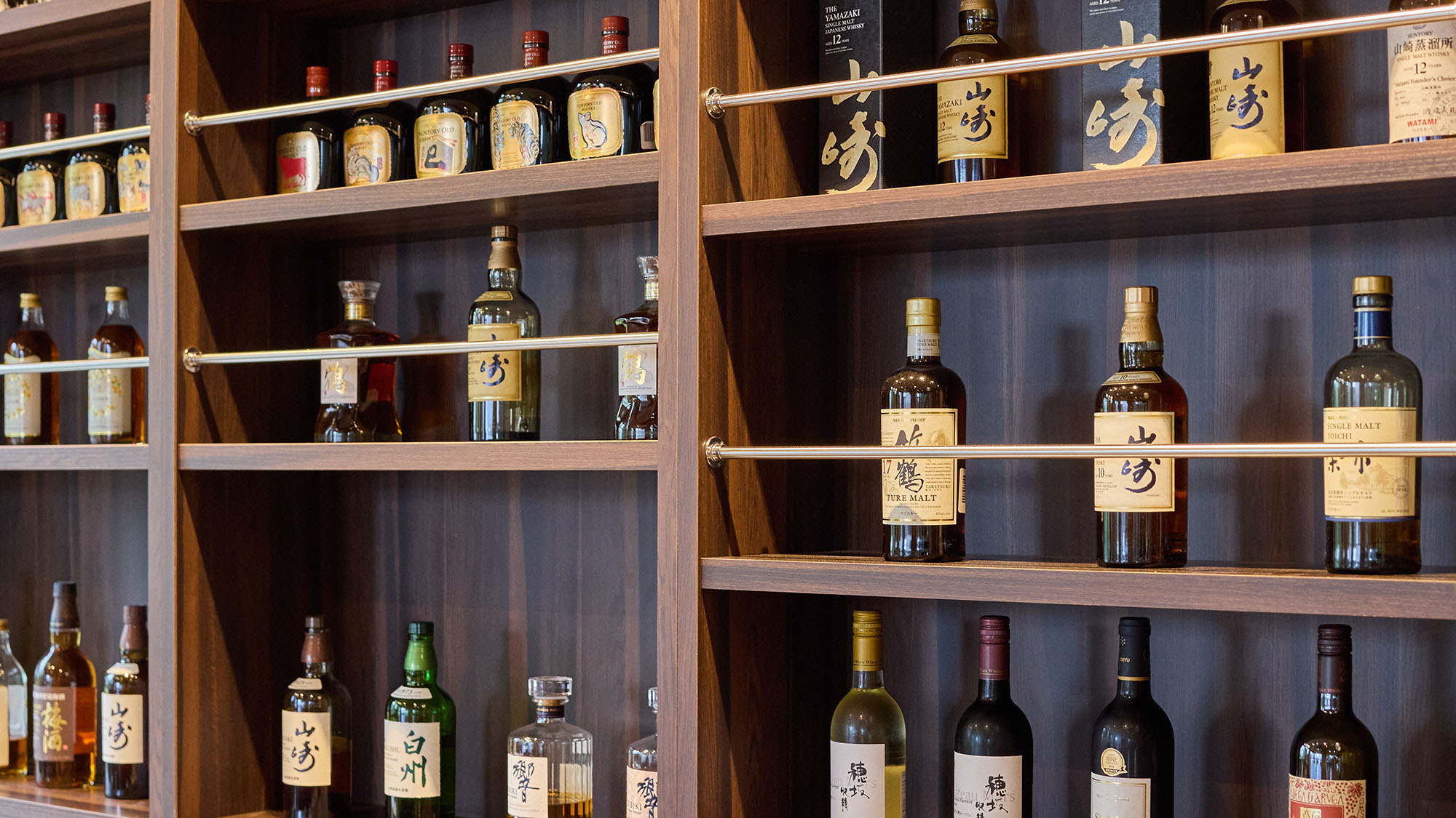 ・【バーラウンジ】館内のバーラウンジは17:30～21:00まで営業。寛ぎ時間をご堪能ください