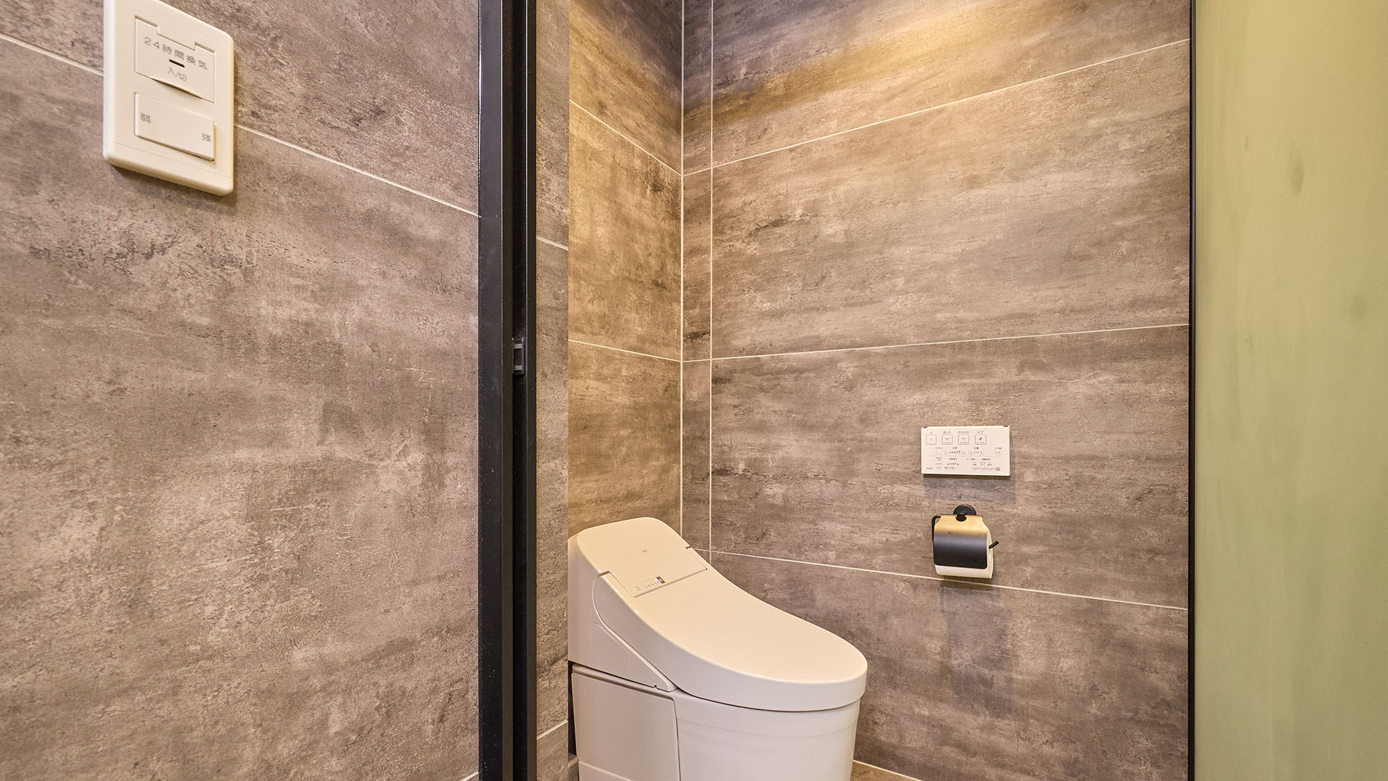 ・【プレミアムルーム】広々としたトイレには温水洗浄機能付がついており、快適にご利用いただけます