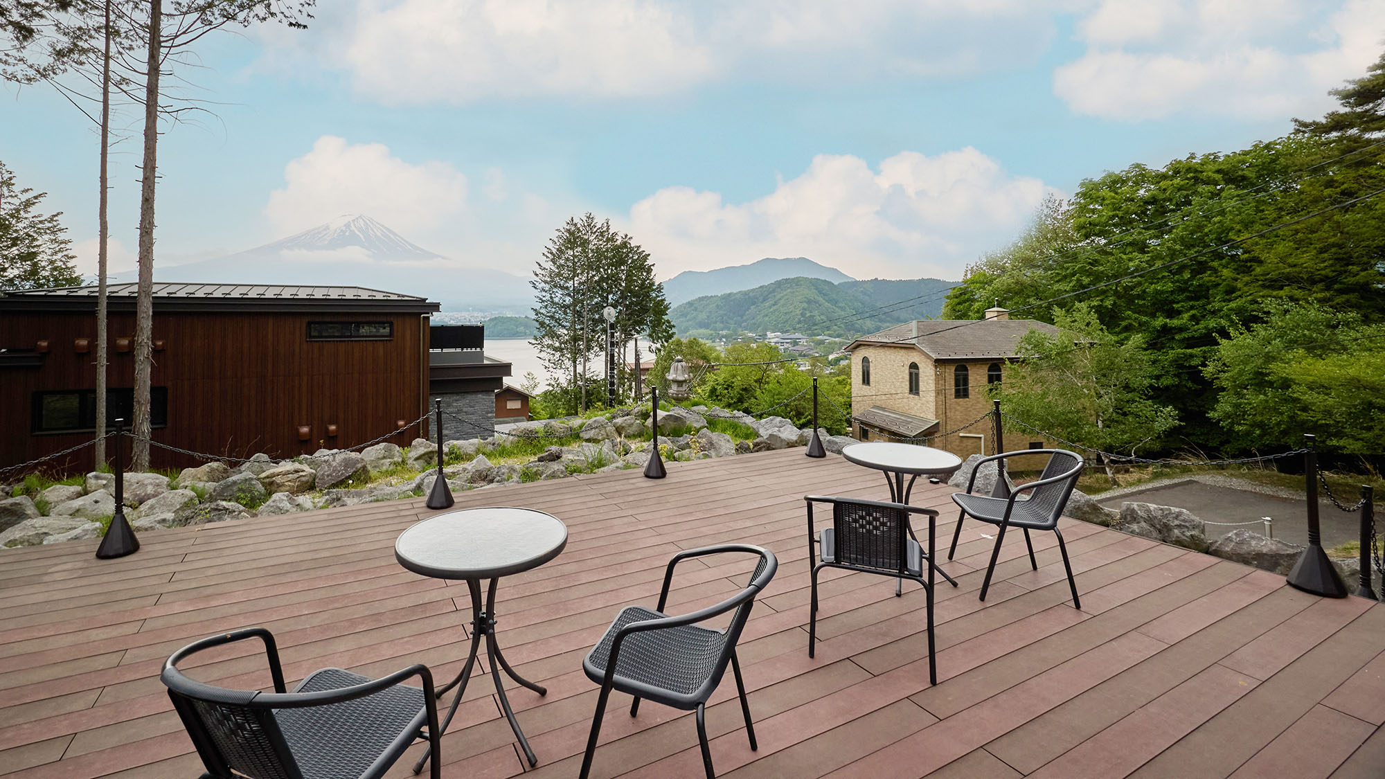 ・【屋外テラス】テラスからは富士山と河口湖を望みます。思わず深呼吸したくなるような心地よさが漂います