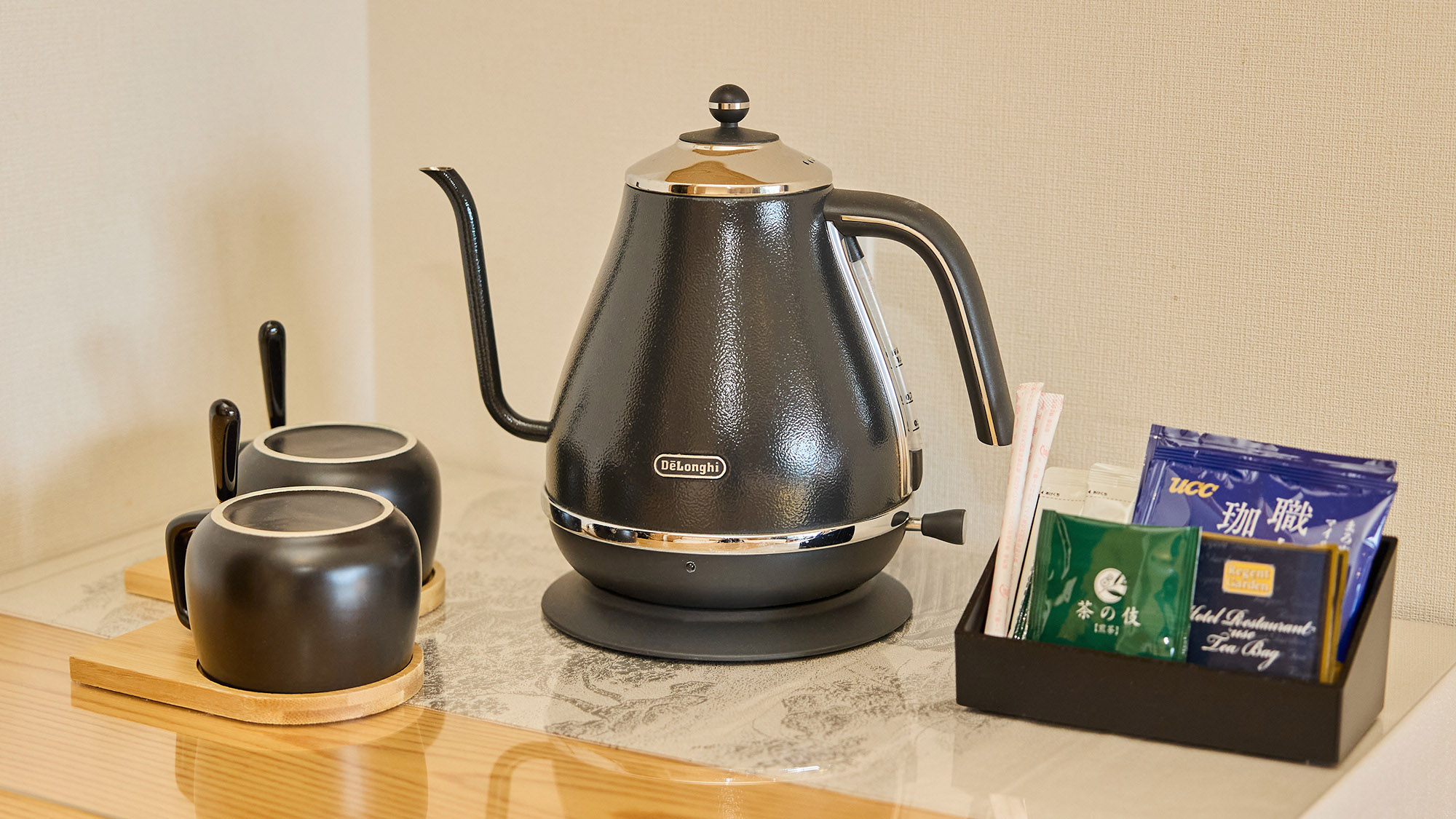 ・【アメニティ】デロンギ製の電気ポットをご用意しております。お茶やコーヒーを楽しむ際にご利用ください