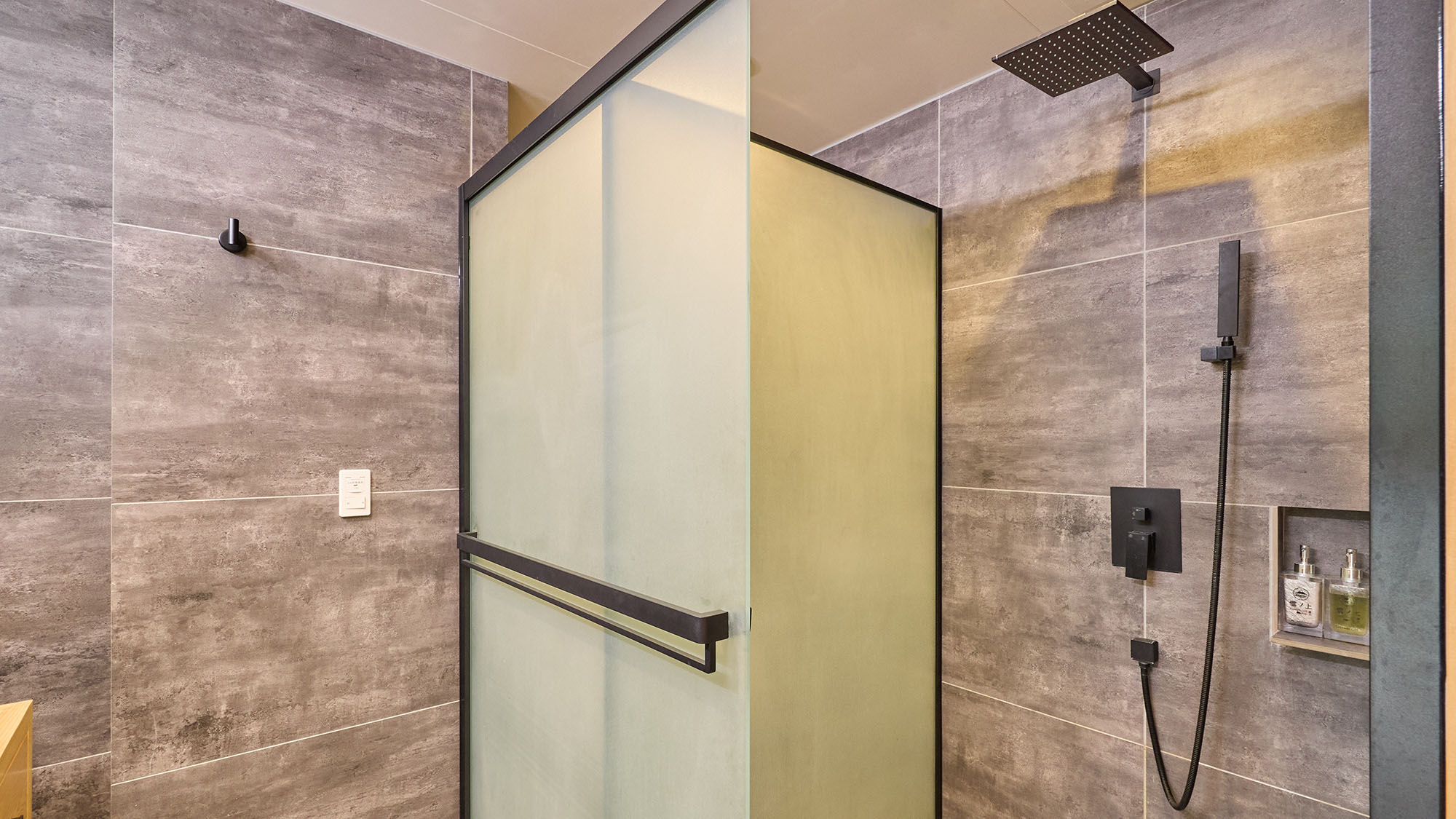 ・【プレミアムルーム】シャワー室が室内にございます。ゆっくり温まり旅の疲れをお癒しください