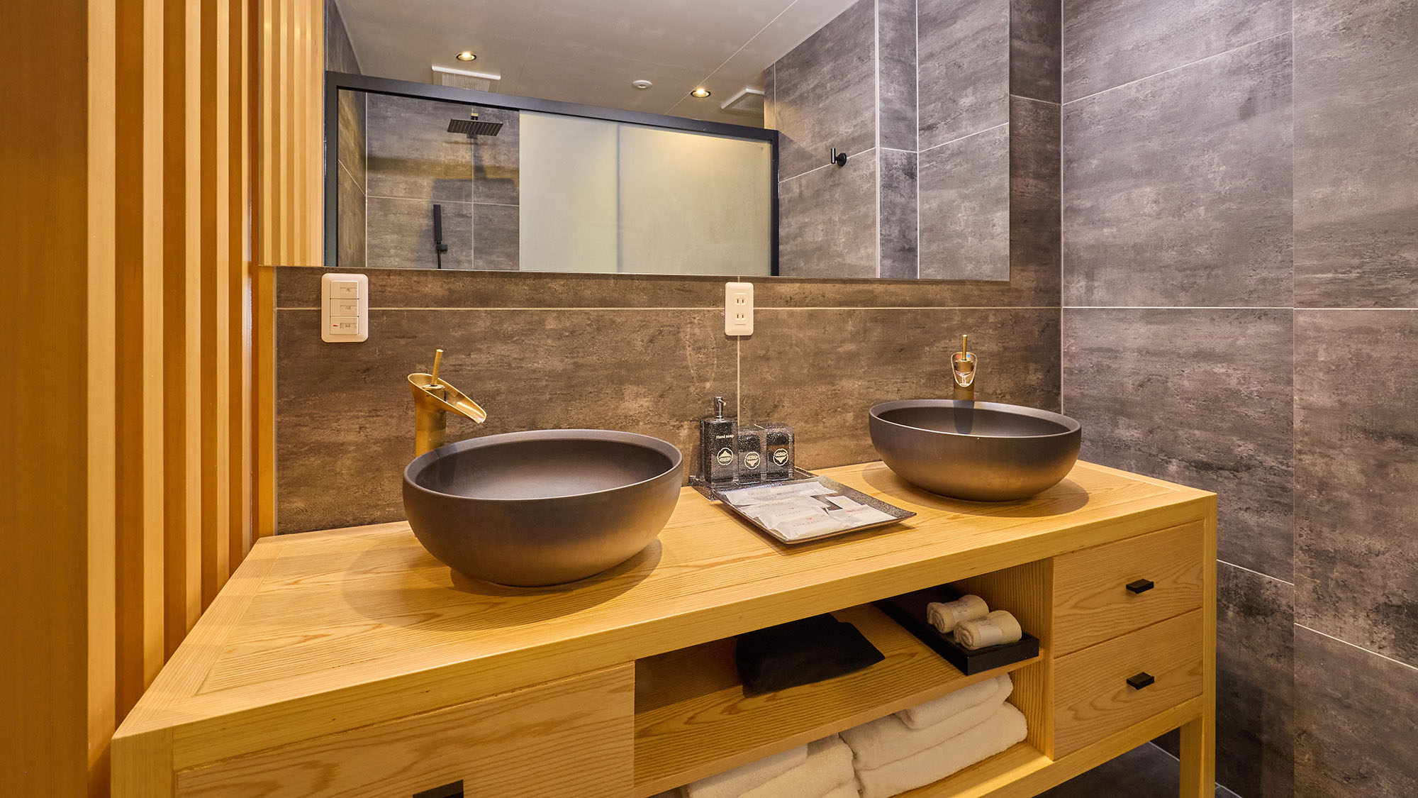 ・【プレミアムルーム】洗面台は広々としており、お連れ様と同じタイミングでもご利用いただけます