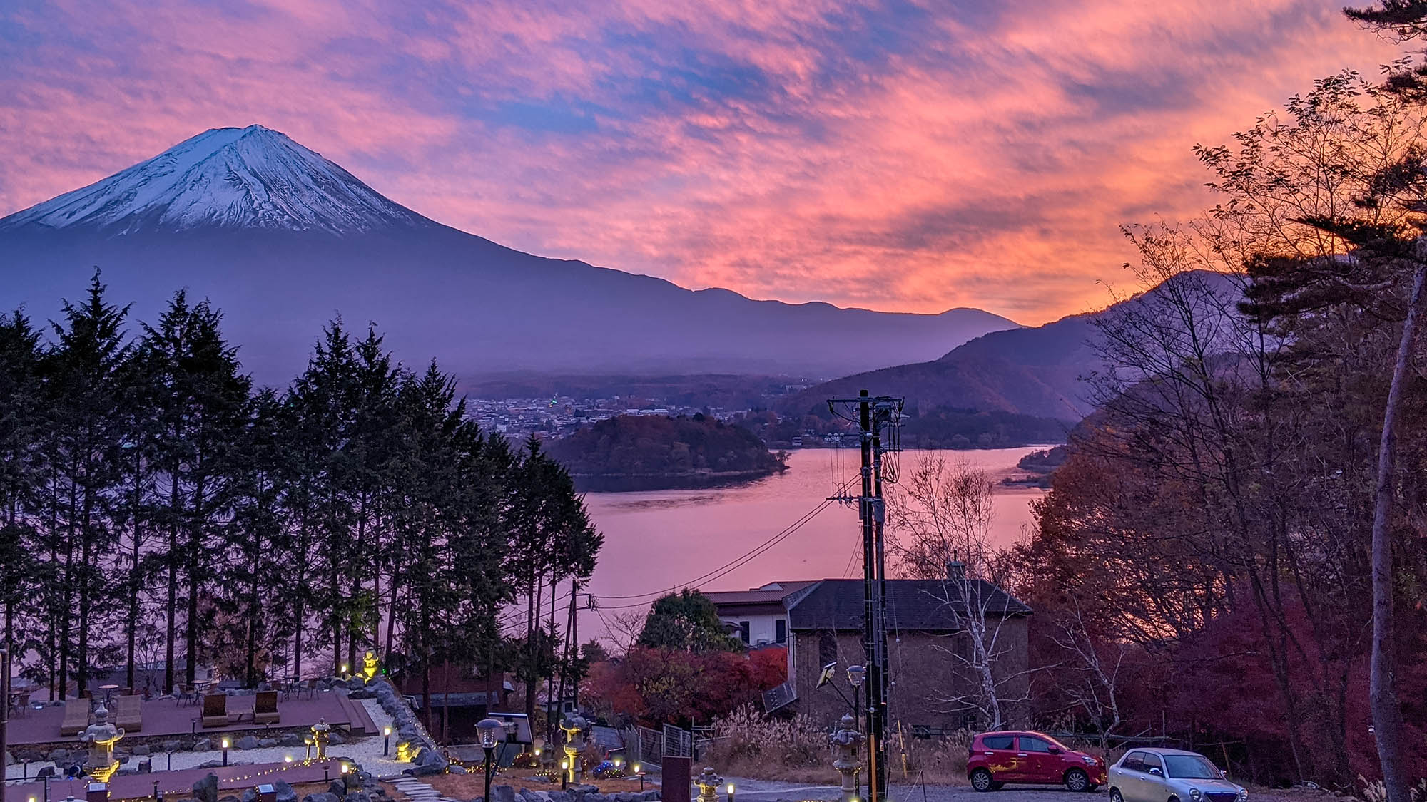 ・湖面を赤く染める夕日と富士山のコントラストは1枚の絵画のよう