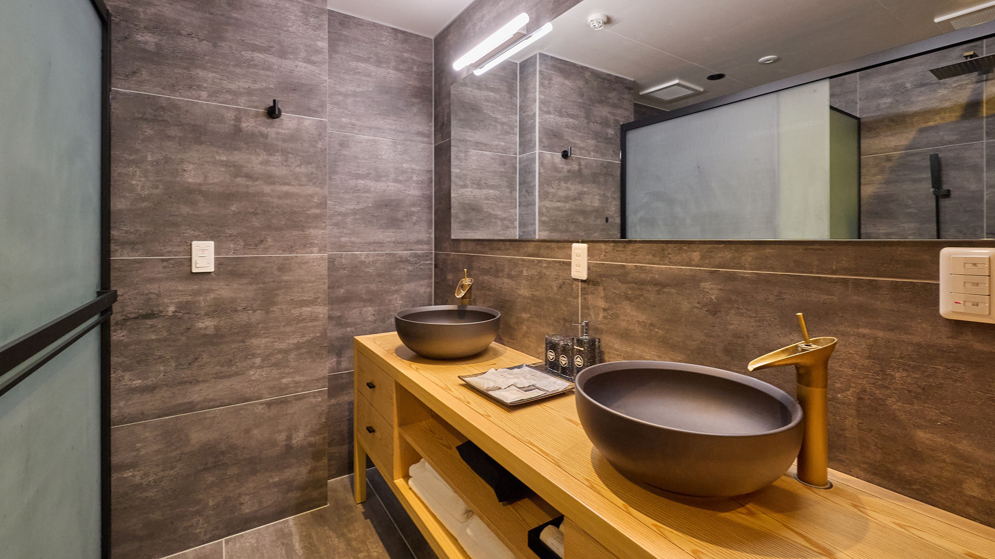 ・【プレミアムルーム（富士山眺望）】洗面台は2つございますので、ゆっくりとご利用いただけます