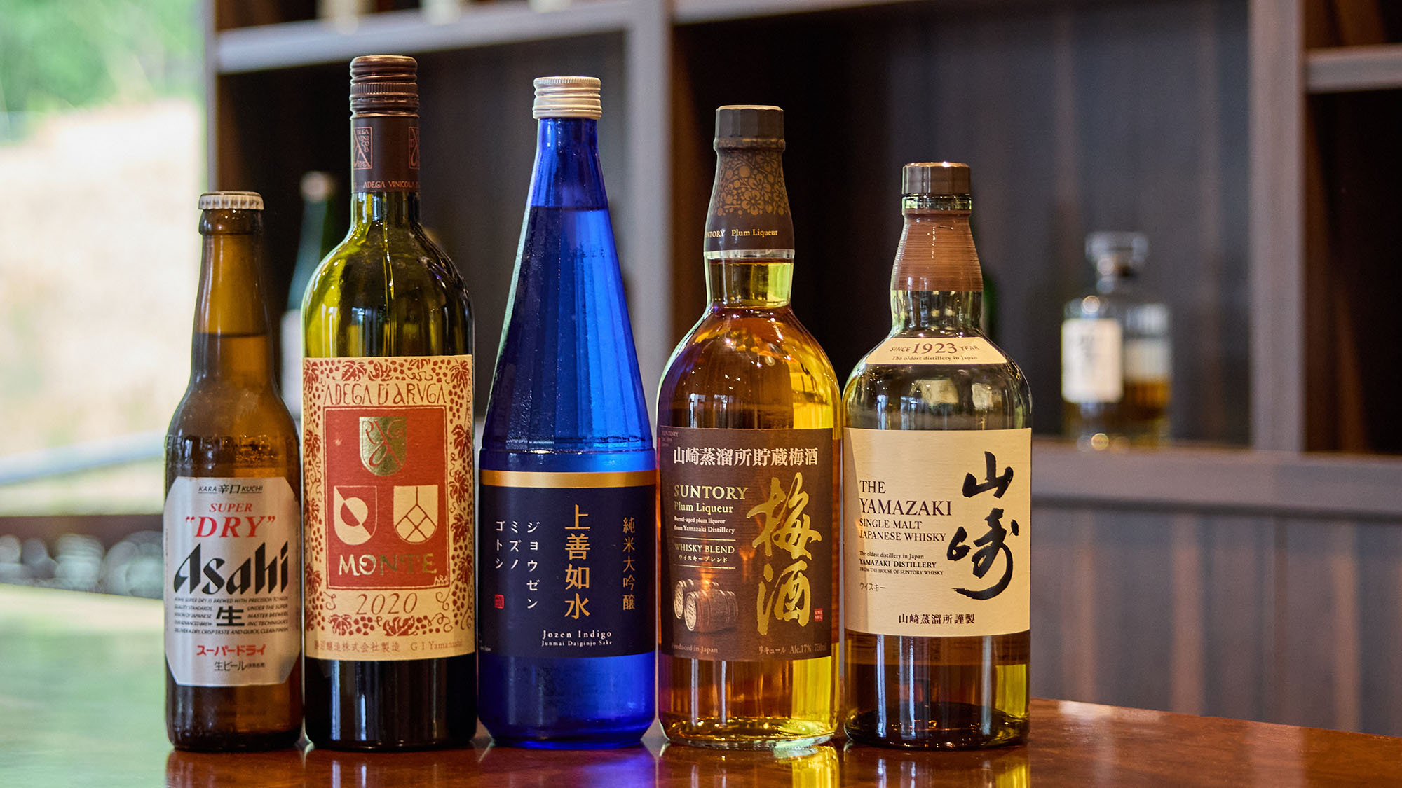 ・【バーラウンジ】多様な種類のお酒をご用意しております。充実の品揃えからお好みのお酒をお探しください