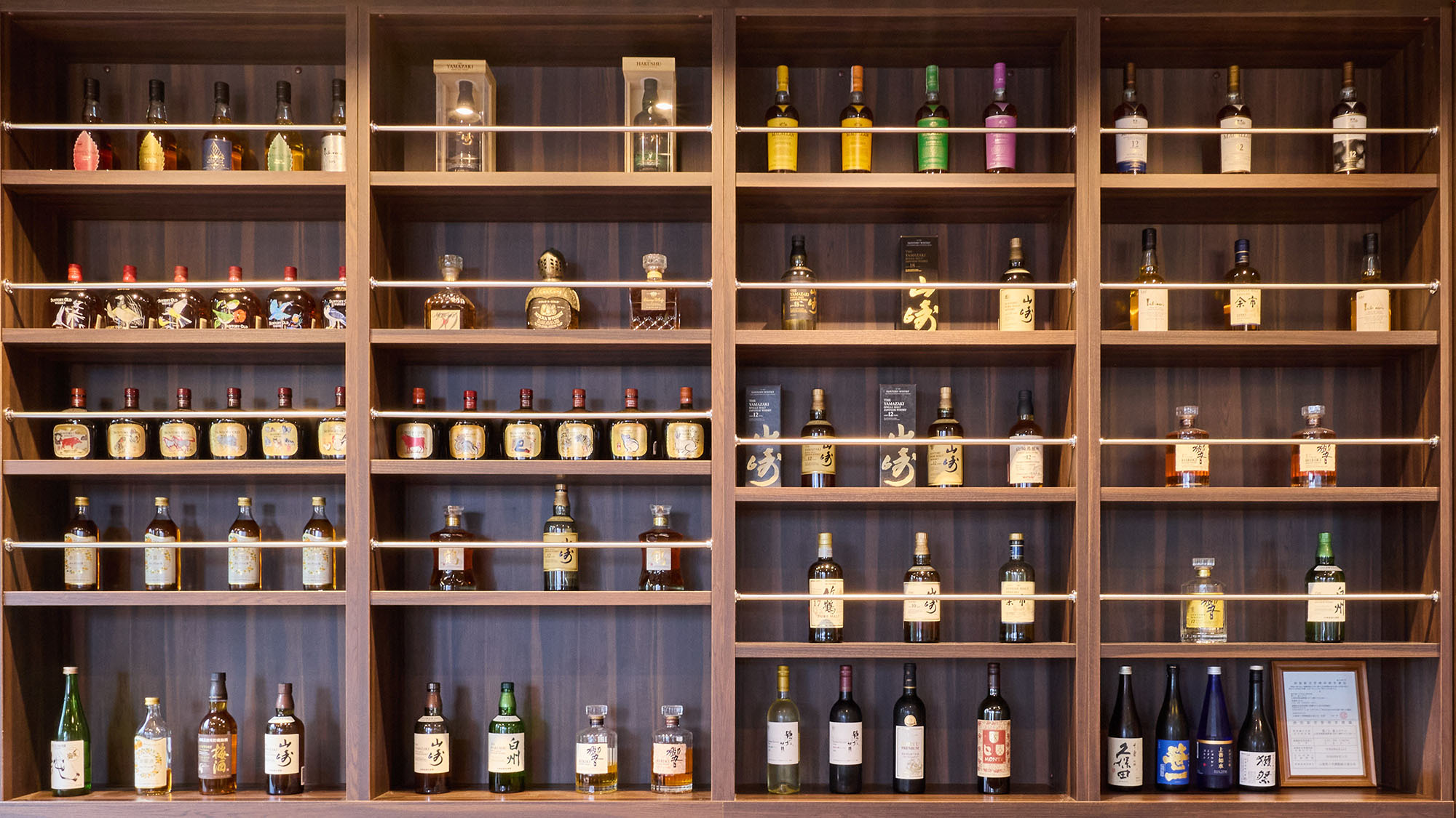 ・【バーラウンジ】お酒好きにはたまらない充実のラインナップです。贅沢なひと時をご堪能ください