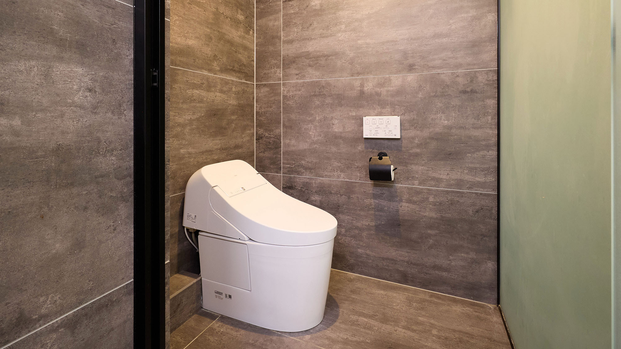 ・【デラックスルーム（富士山眺望）】広々としたトイレには温水洗浄機能付き。快適にご利用いただけます