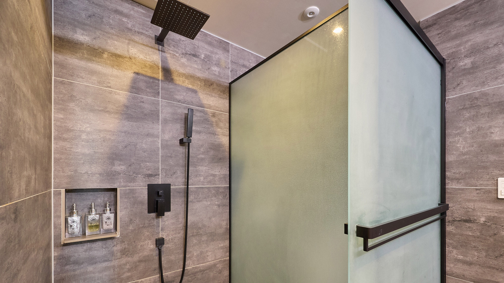 ・【プレミアムルーム（富士山眺望）】室内にシャワー室を完備しております。じっくりお温まりください