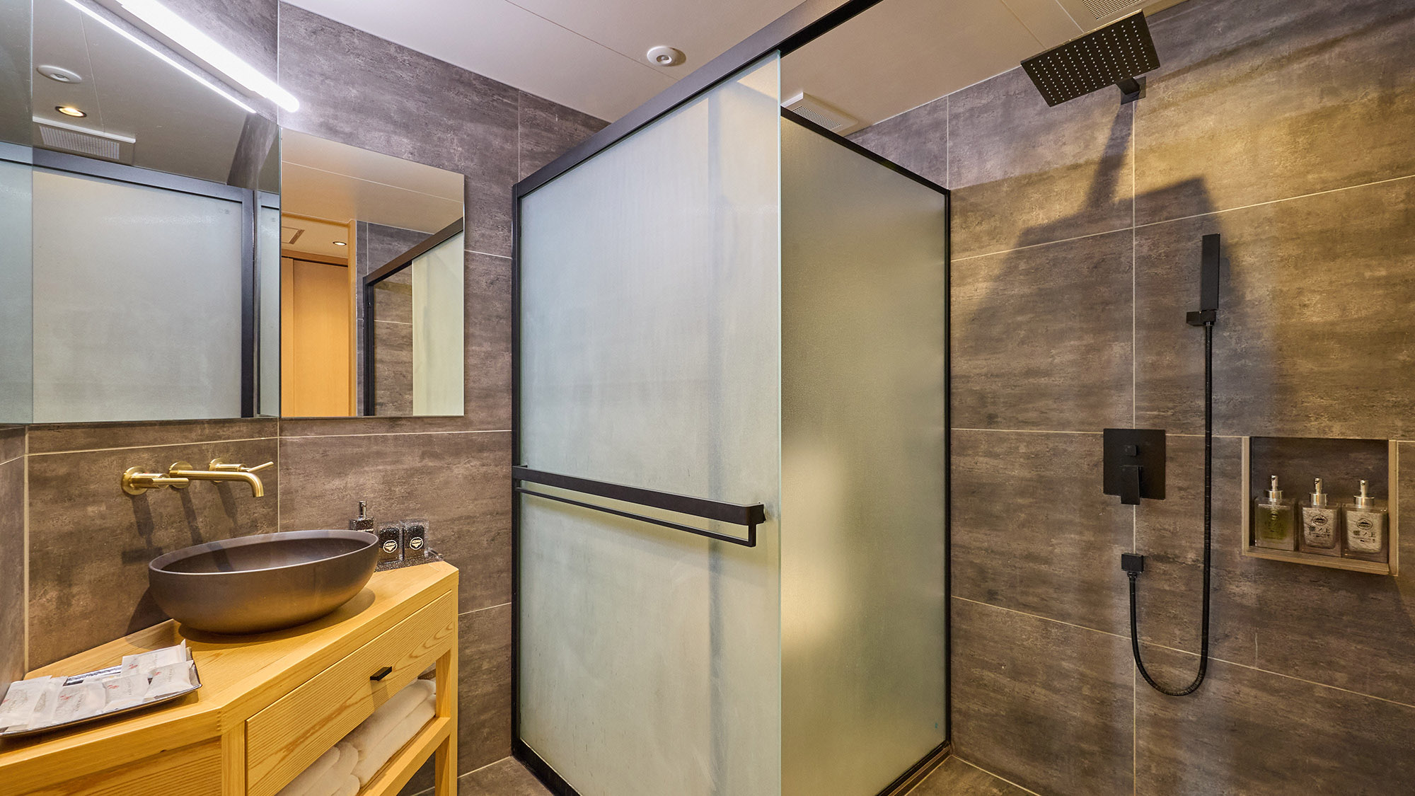 ・【スタンダード和洋室（富士山眺望）】広めのシャワー室がございます。旅の疲れをお癒しください