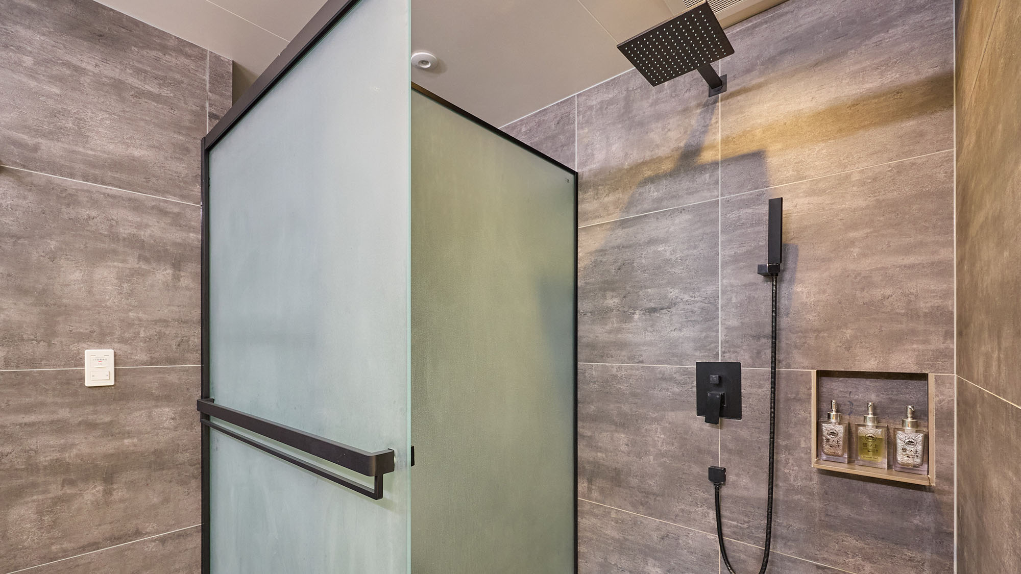 ・【デラックスルーム（富士山眺望）】シャワー室がございます。シックな雰囲気で広々ご利用いただけます