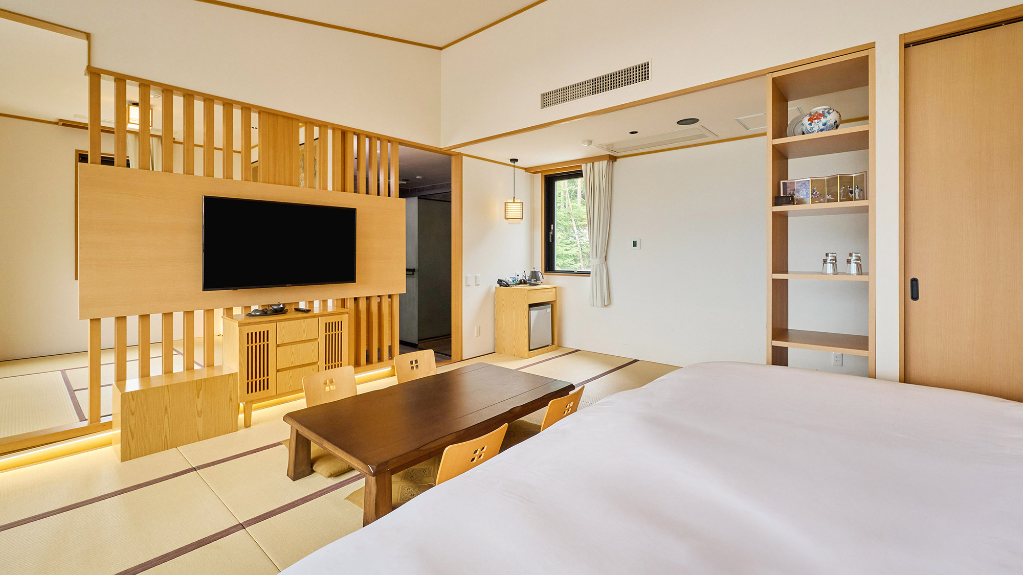 ・【デラックスルーム（富士山眺望）】畳張りのお部屋で、心身ともにゆったりとお寛ぎいただける空間です