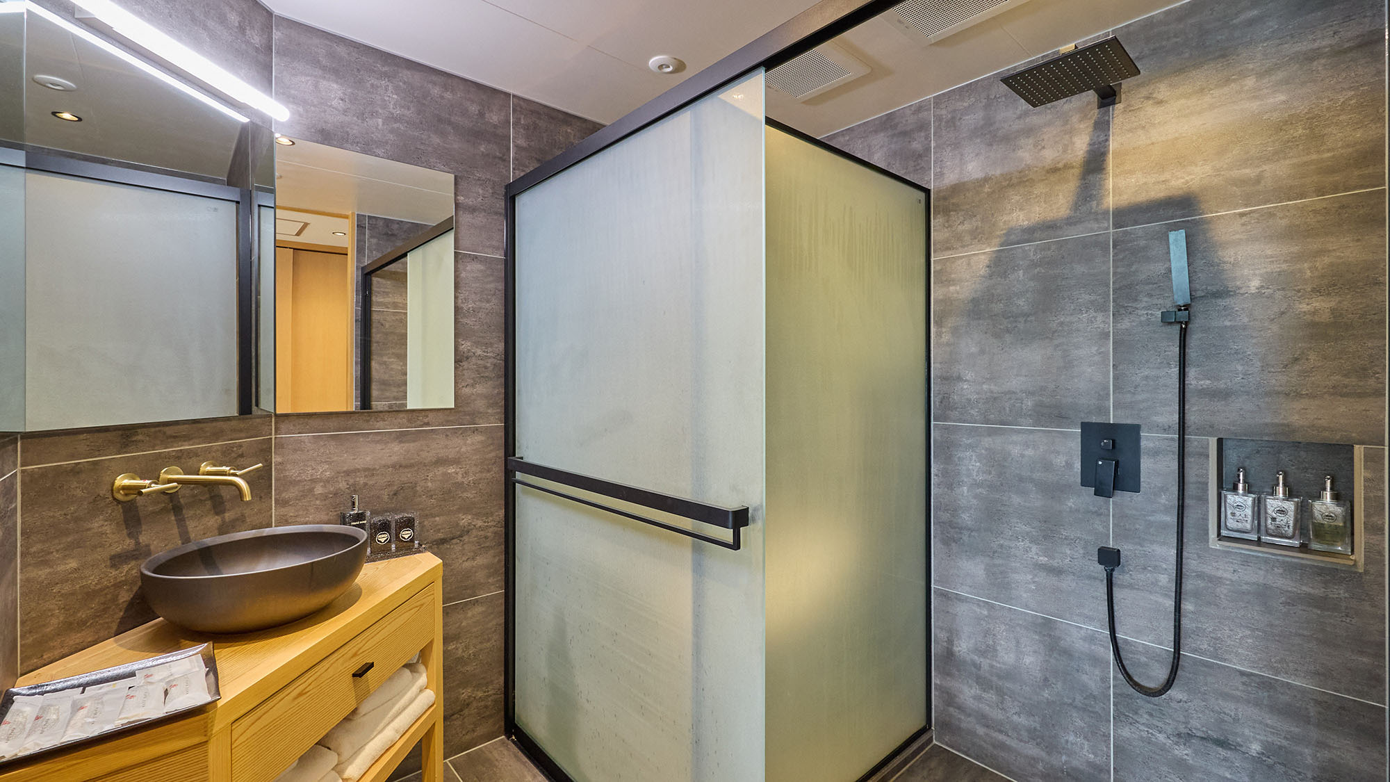 ・【スタンダード和洋室】シックな雰囲気のバスルームです。シャワー室は広めでゆったりご入浴いただけます