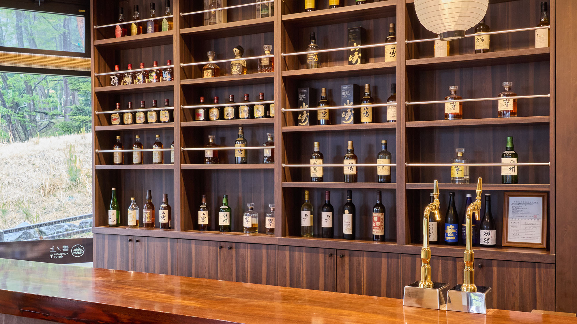 ・【バーラウンジ】本格的な雰囲気漂う居心地の良い空間です。リラックス時間をお過ごしください