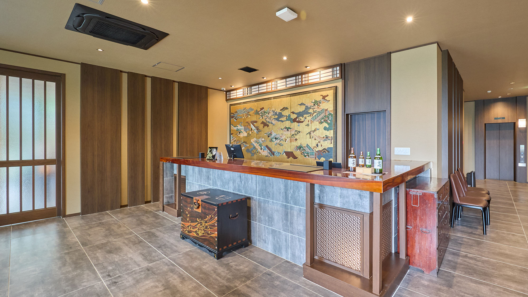 ・【ロビー】日本古来の伝統文化を感じられる内装です。心安らぐ和やかなひと時を当宿でご体感ください