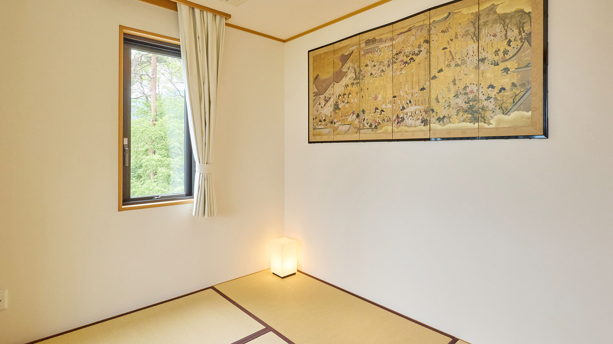 ・【デラックスルーム（富士山眺望）】室内にも日本らしい屛風を飾っております。のびのびお過ごしください