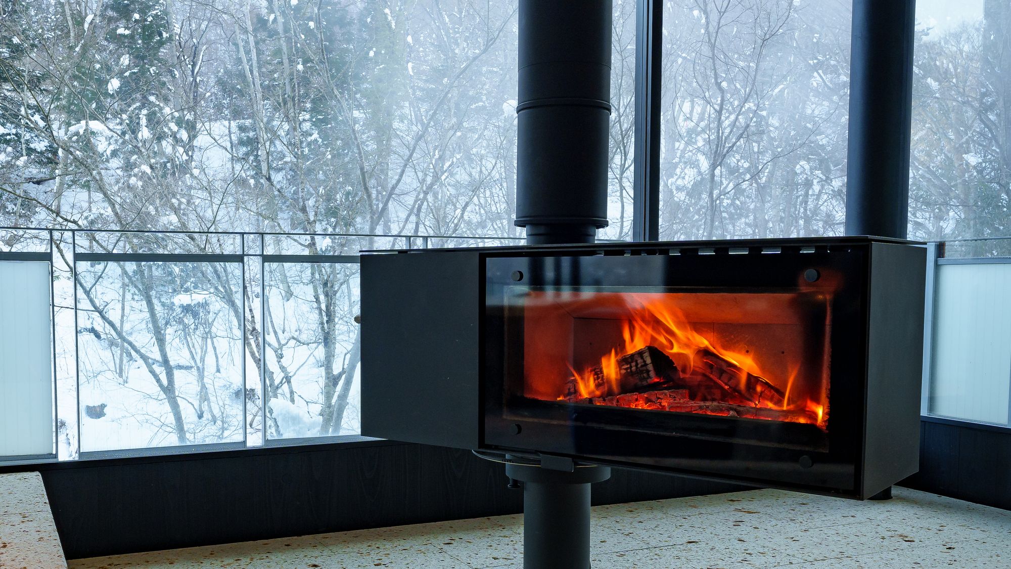 【ロビーラウンジ】暖かな炎が揺れる暖炉