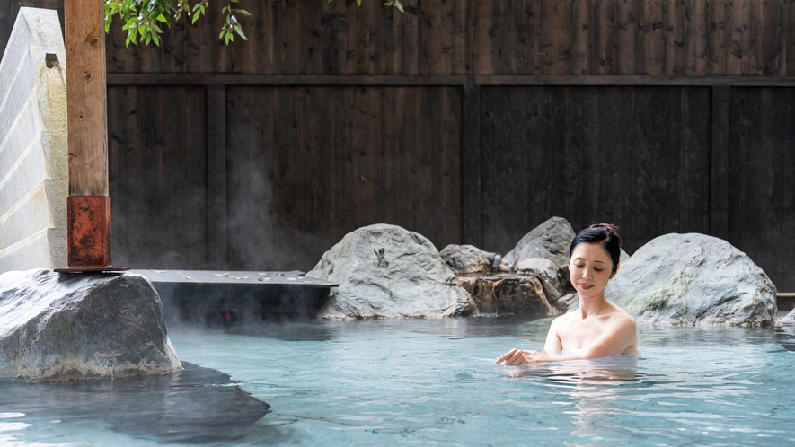 【露天風呂】庭園露天風呂で四季折々の風景をお楽しみください