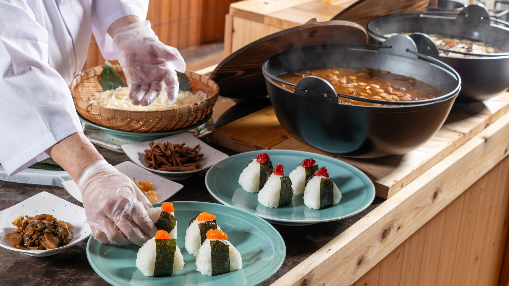 《夕食》里山料理ビュッフェ 料理人がその場で握る出来立てのおにぎり