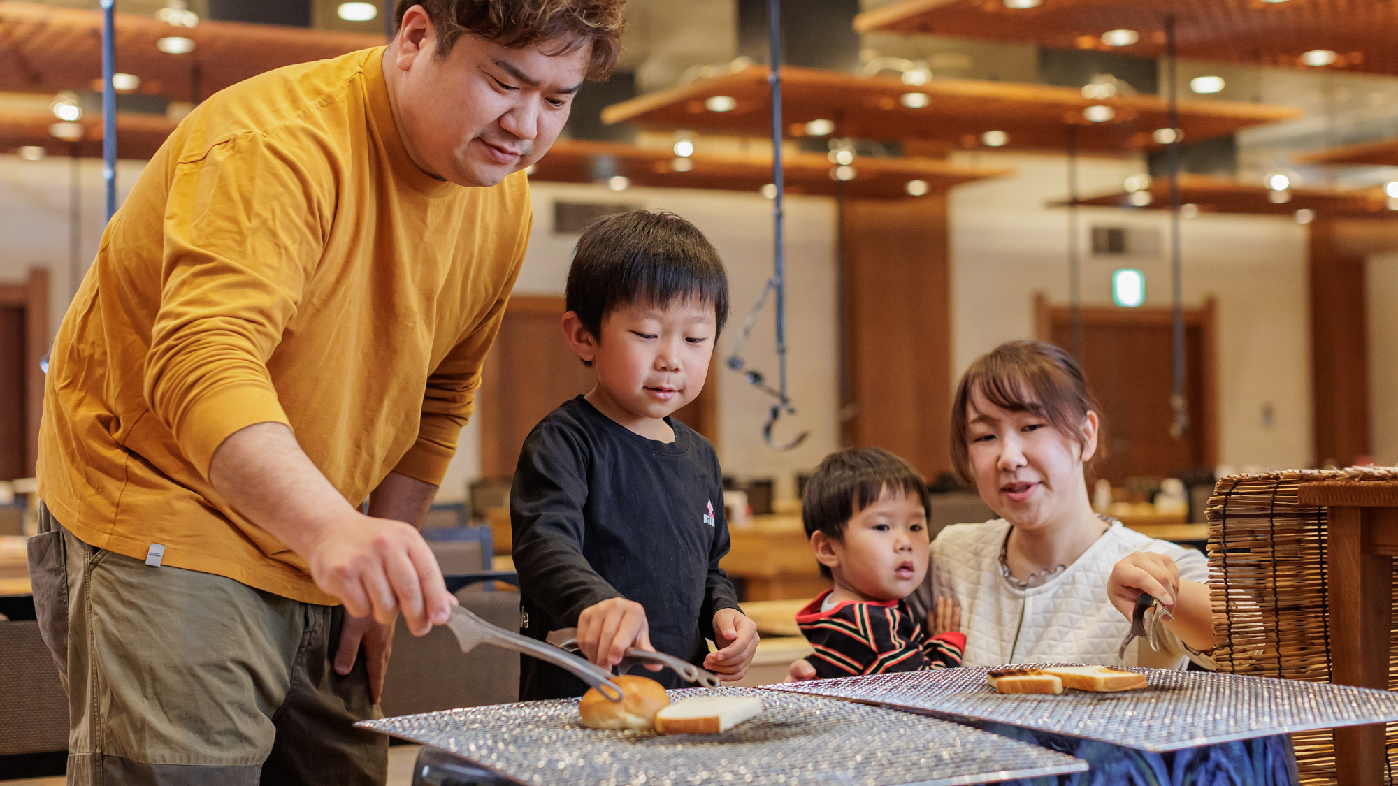 《朝食》パンを炭火で温めよう！初めての体験にお子様も大興奮！