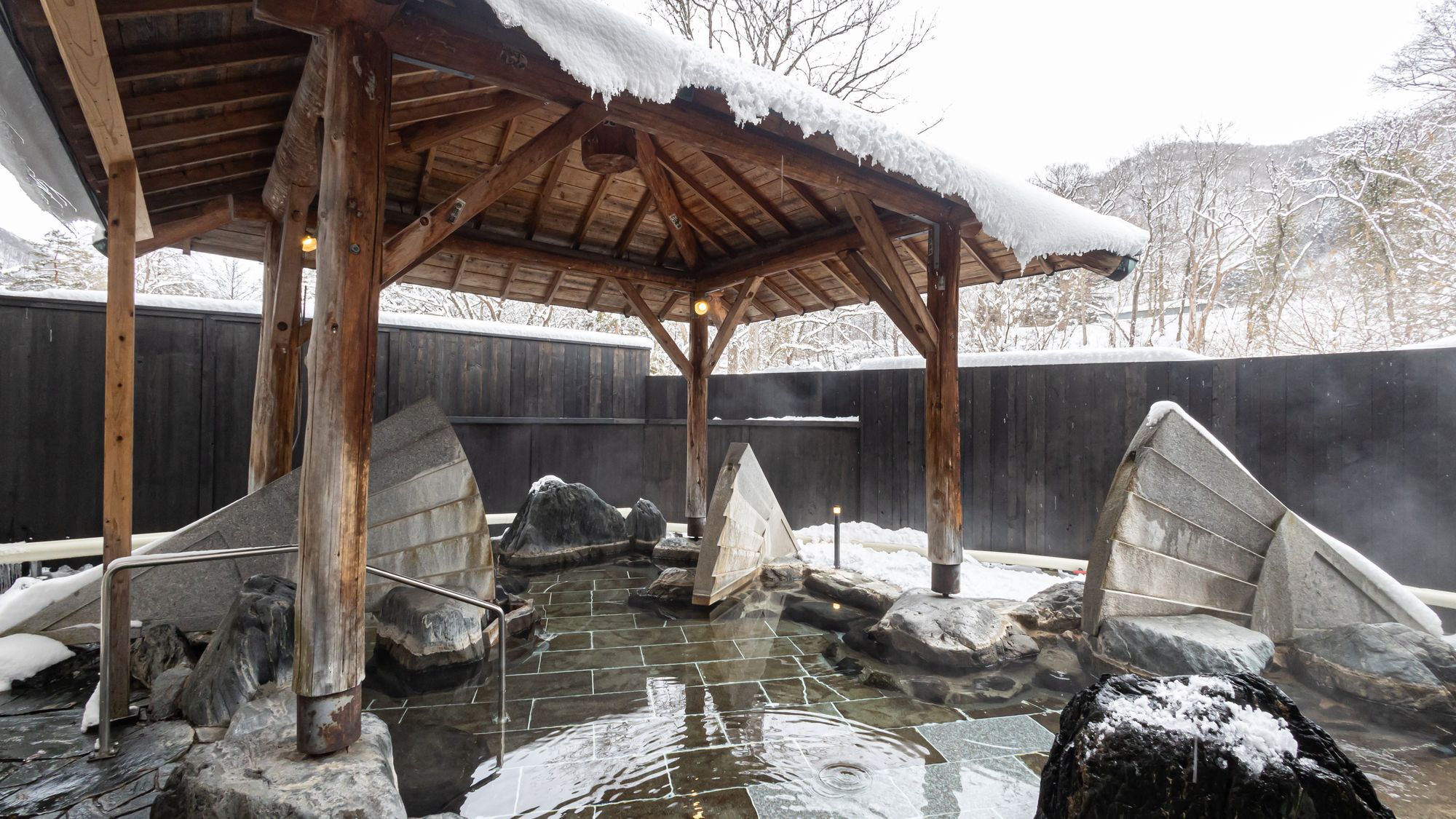 男性露天風呂（冬）冬は雪景色