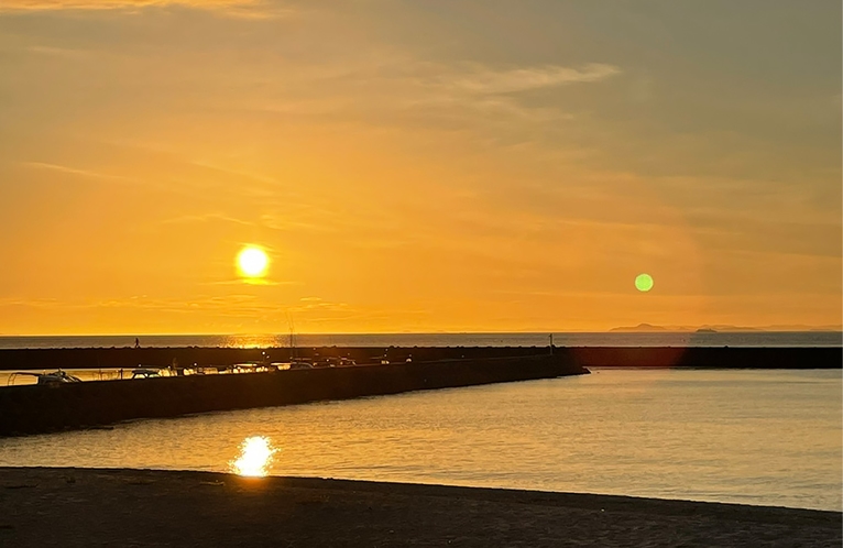 淡路島西海岸のサンセット（月と太陽）
