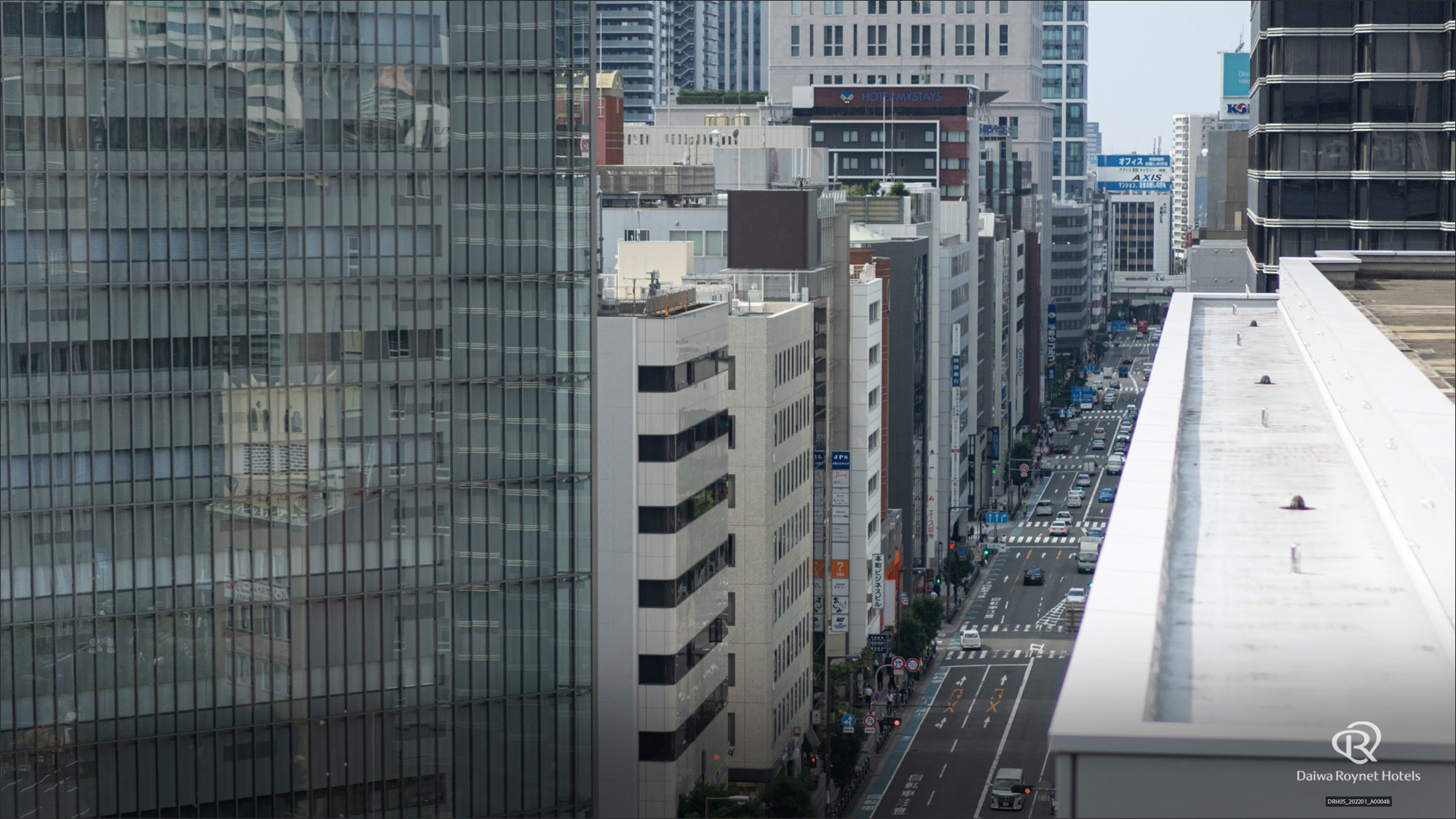 大阪のビジネス街　本町筋を眺めるスイートルームAKARI