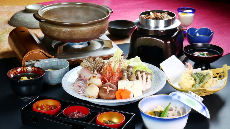 【料理】秋冬限定、「日本海の幸尽くし海鮮鍋」コース一例。