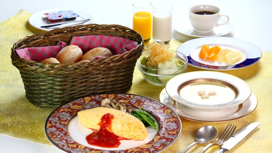 【料理】朝食一例。フレッシュサラダに焼きたてパン等、日替わりでご用意するモーニングセットです。