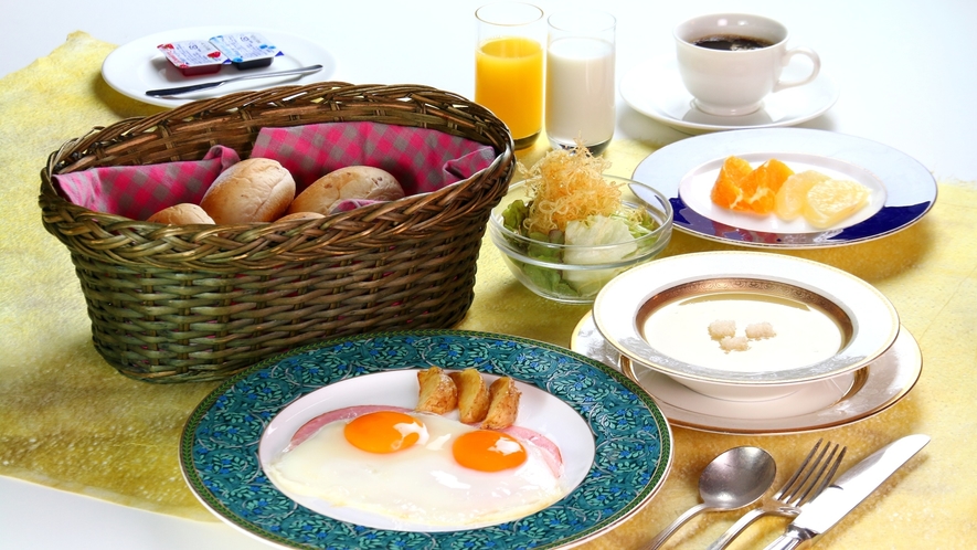【料理】朝食一例。フレッシュサラダに焼きたてパン等、日替わりでご用意するモーニングセットです。