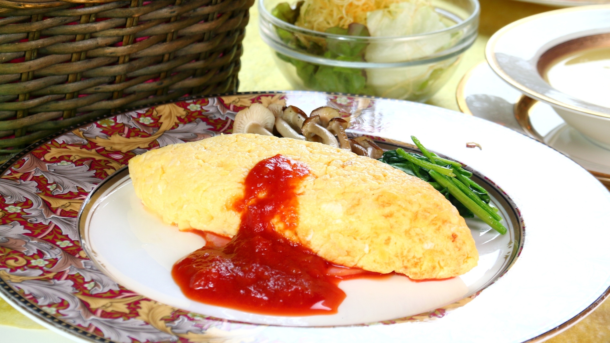 【料理】朝食一例。フレッシュサラダに焼きたてパン等、日替わりでご用意するモーニングセットです。