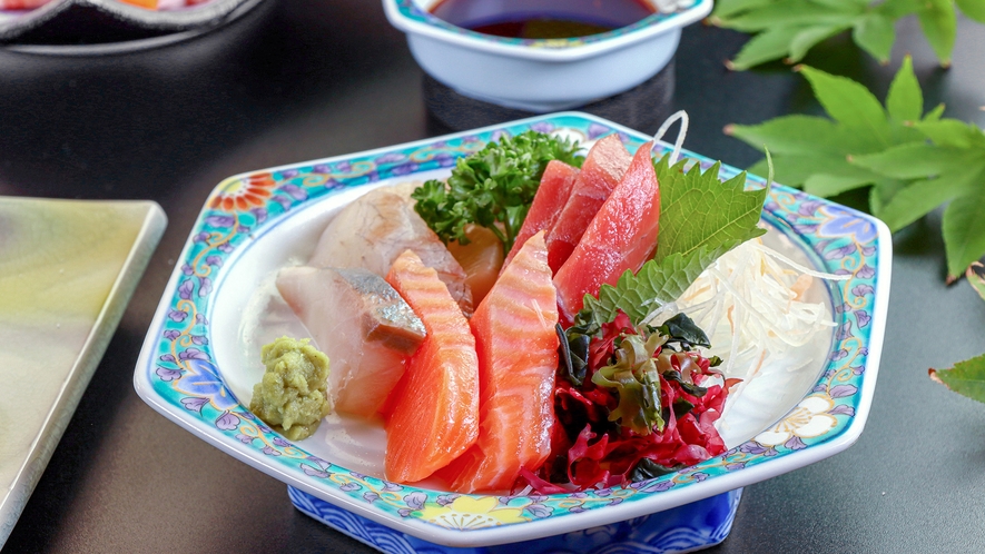 #夕食一例_新鮮なお造りもご用意しております。美味しい茨城の魚を楽しんでください。