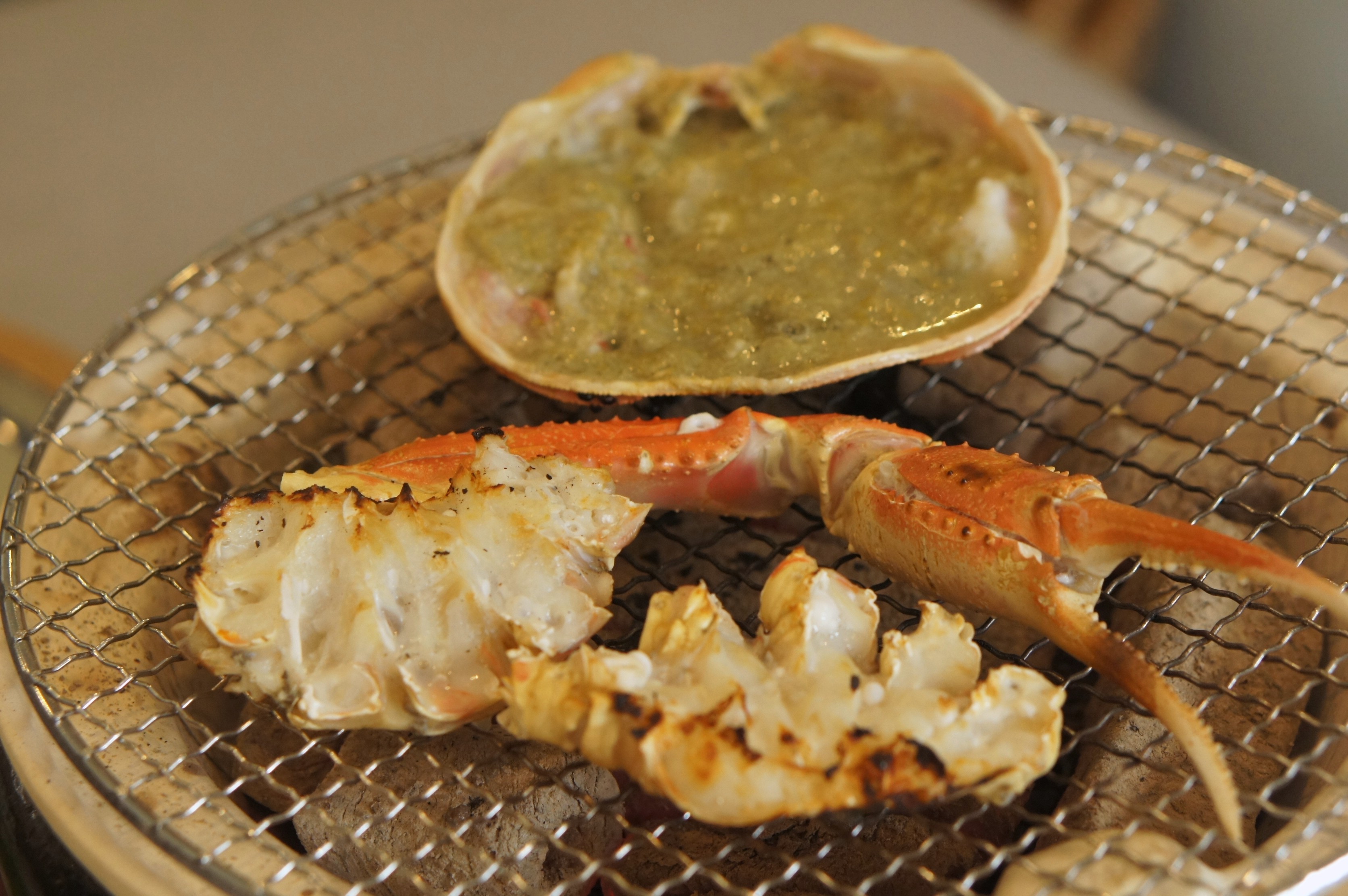 焼き蟹は卓上の炭火でじっくり甘みを引き出して。